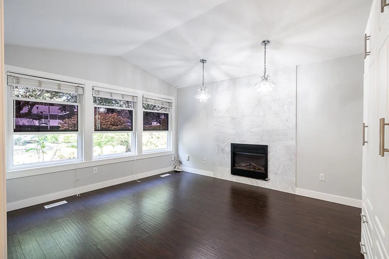 Photo 5 of 28 at 13032 61 Avenue