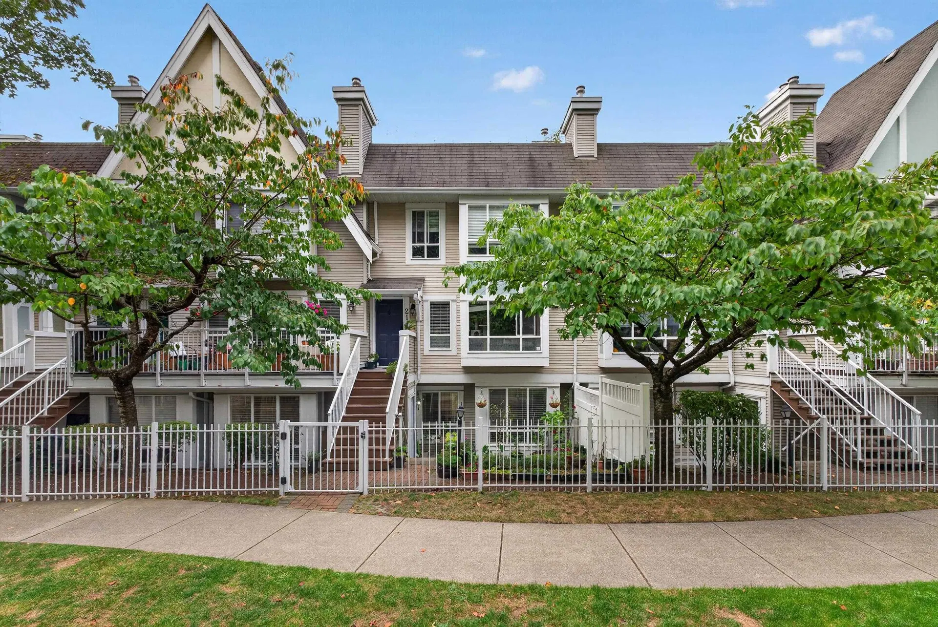 #20 – 6588 Southoaks Crescent