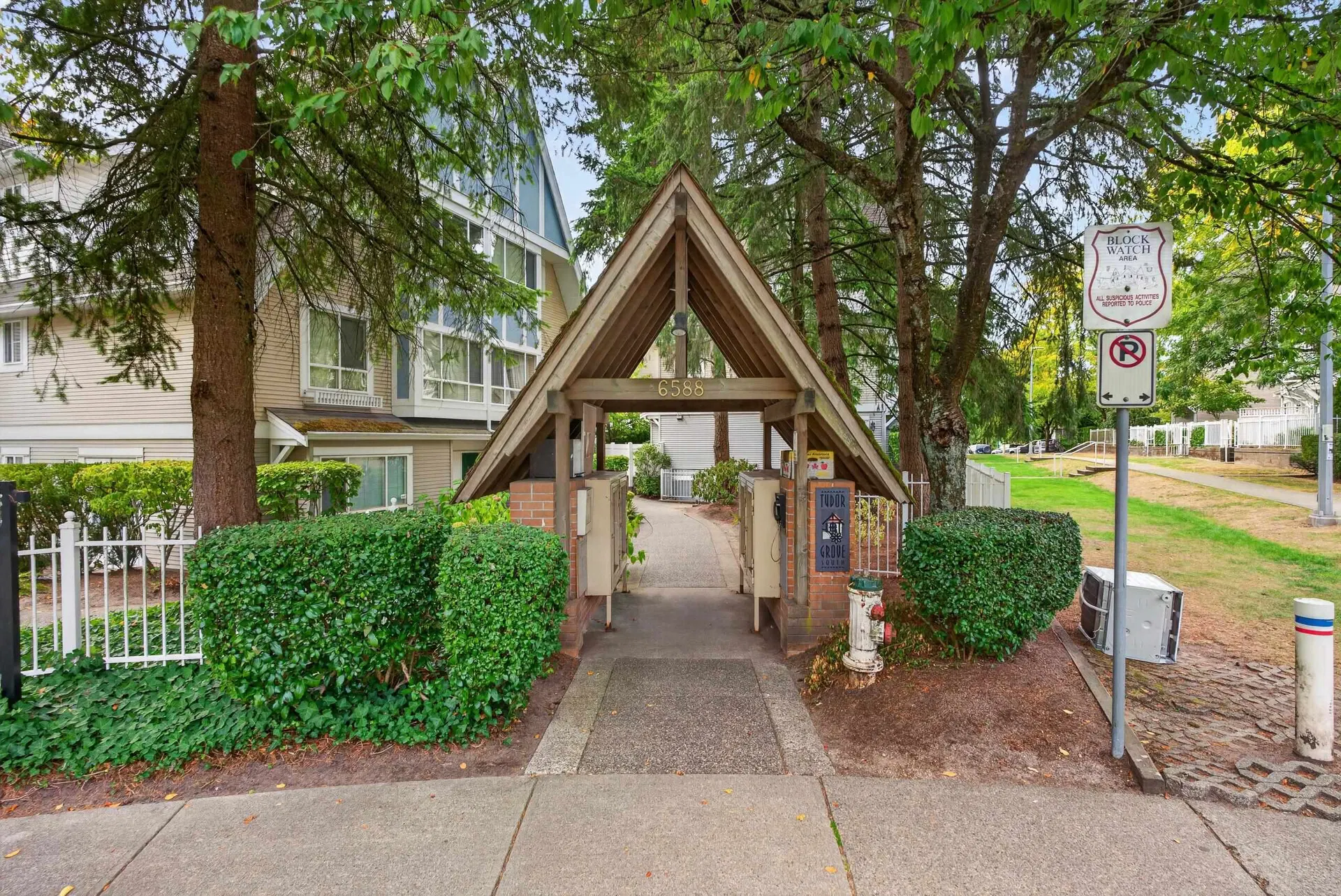 Photo 2 of 35 at #20 – 6588 Southoaks Crescent