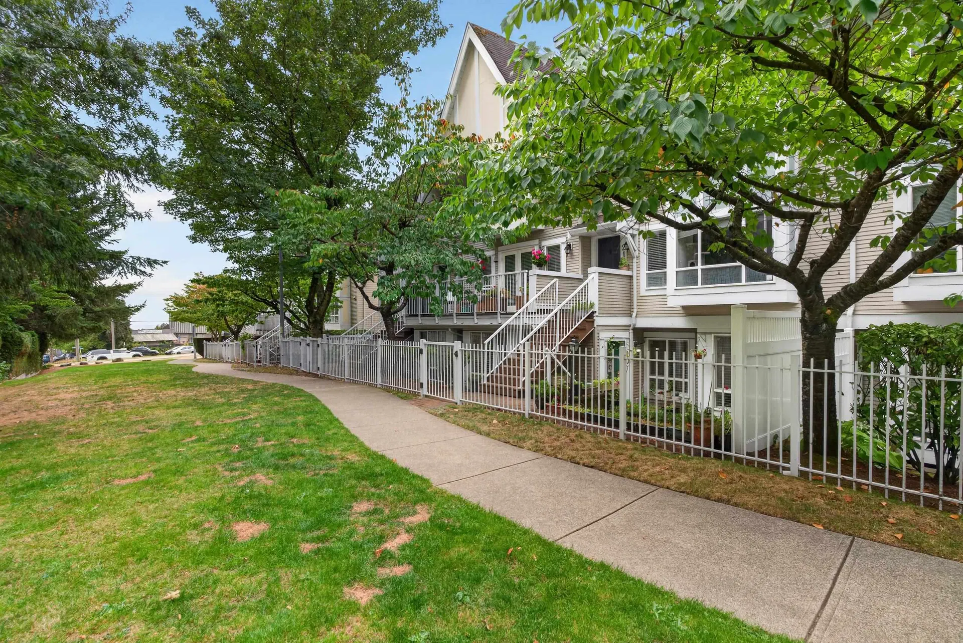 Photo 4 of 35 at #20 – 6588 Southoaks Crescent