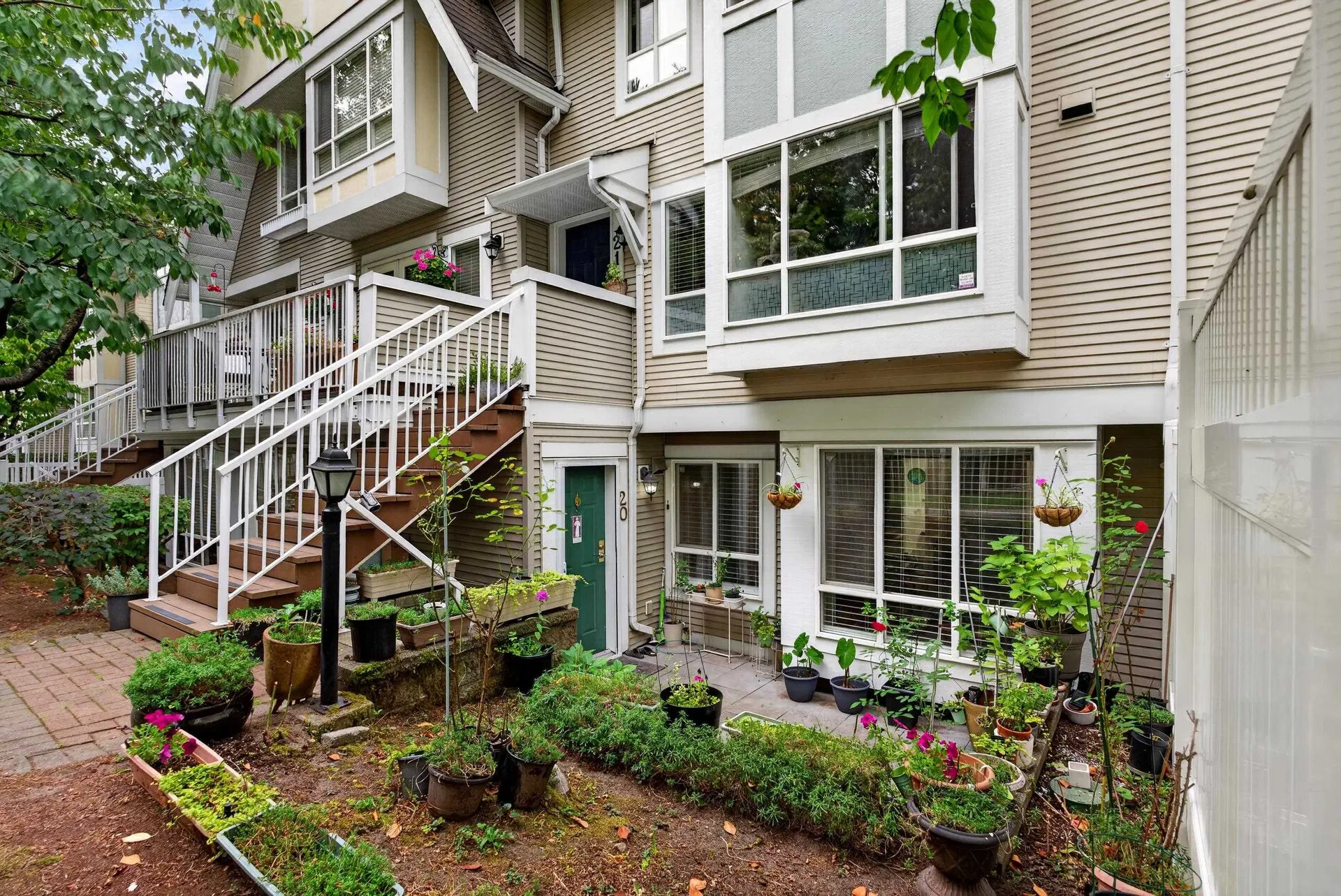Photo 5 of 35 at #20 – 6588 Southoaks Crescent