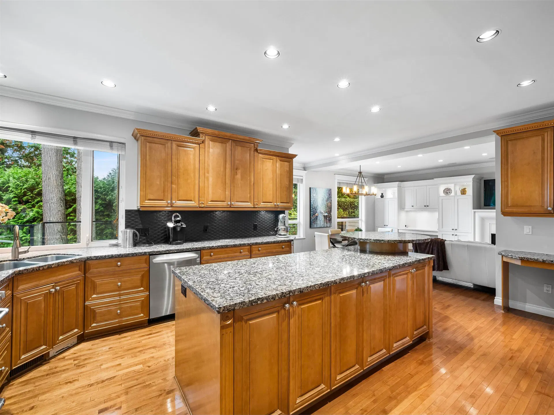 Photo 5 of 40 at 4047 Woodbury Avenue