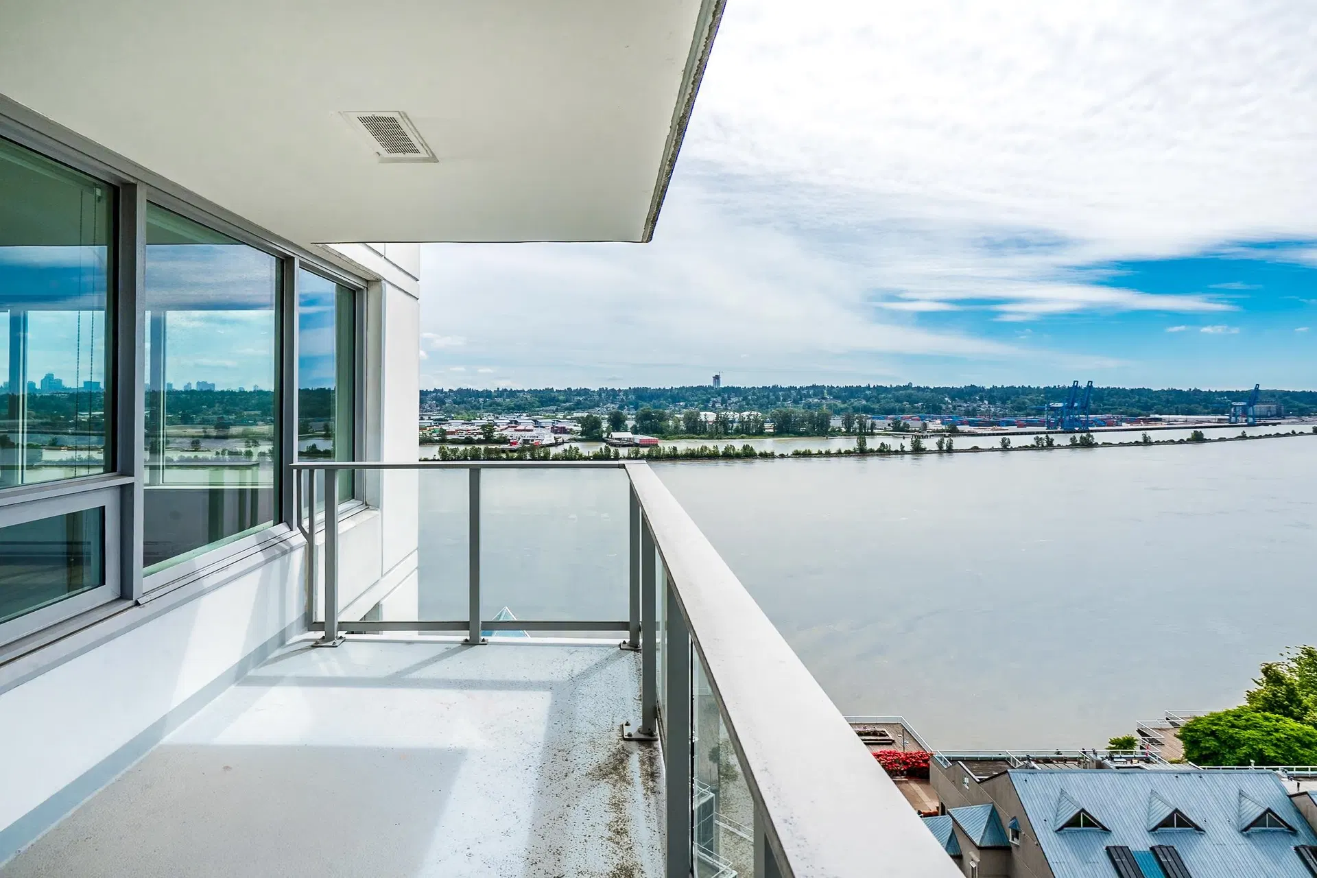 Photo 2 of 40 at #1811 – 988 Quayside Drive