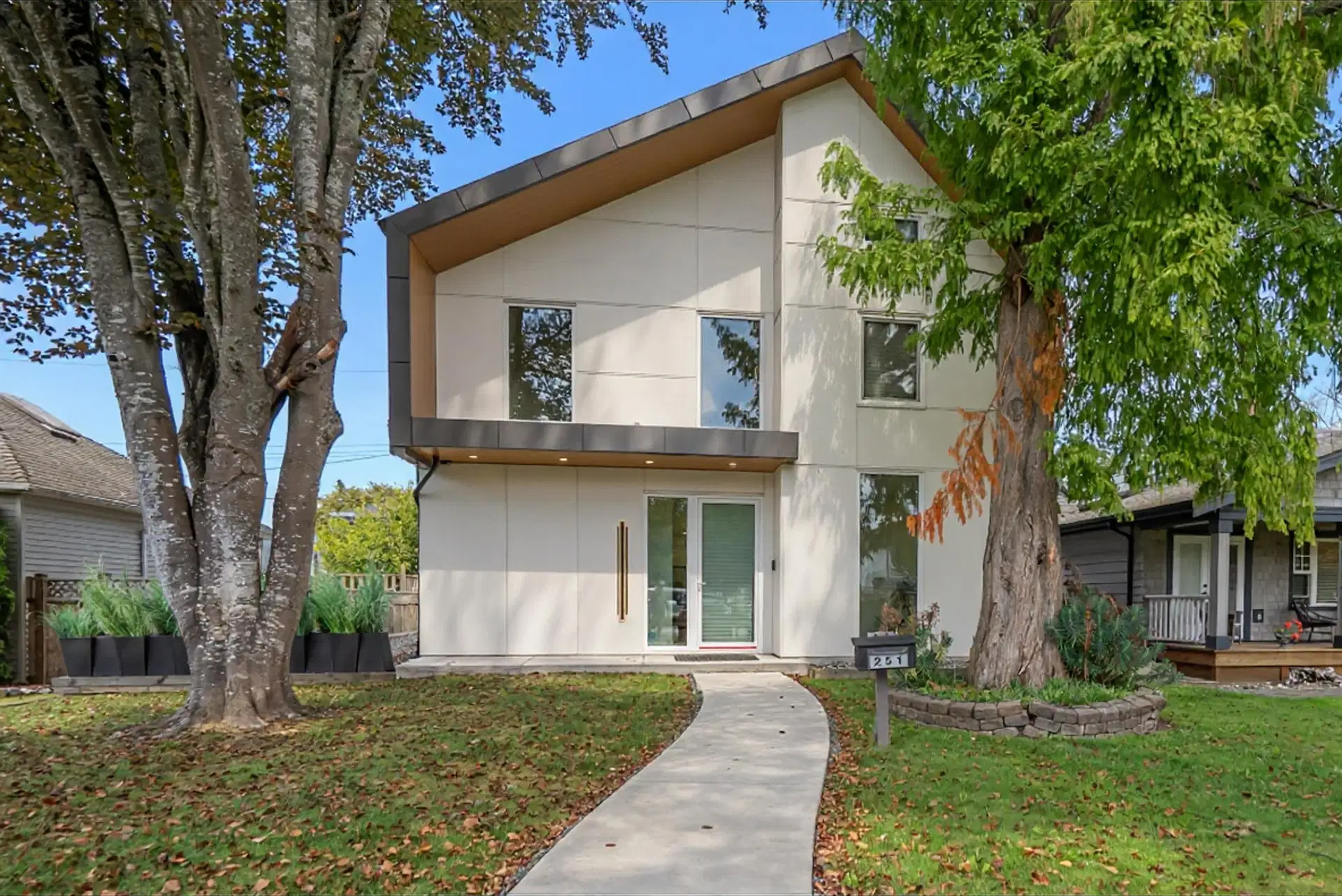251 Douglas Crescent