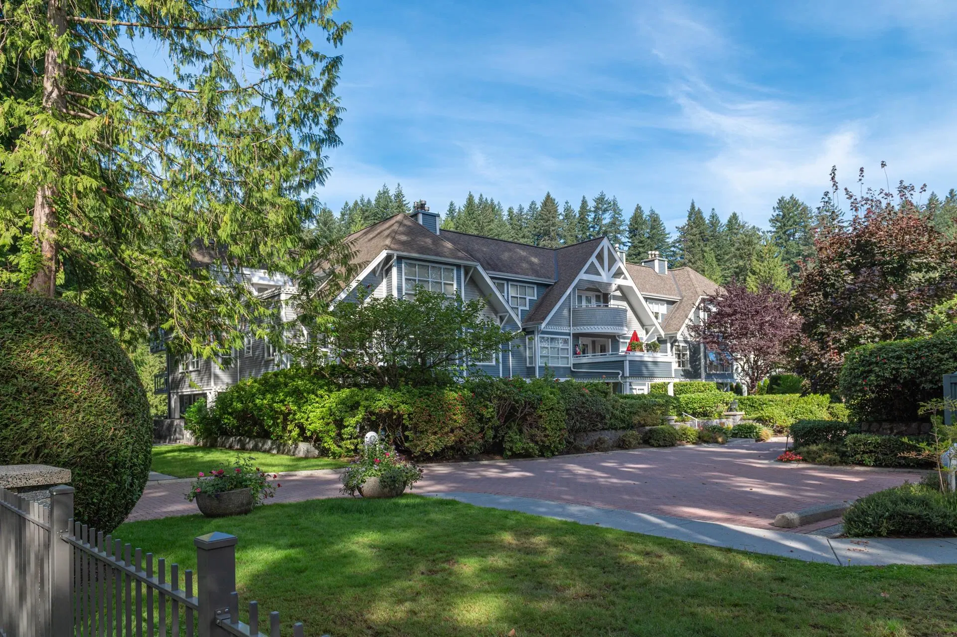 Photo 3 of 34 at #303 – 3373 Capilano Crescent