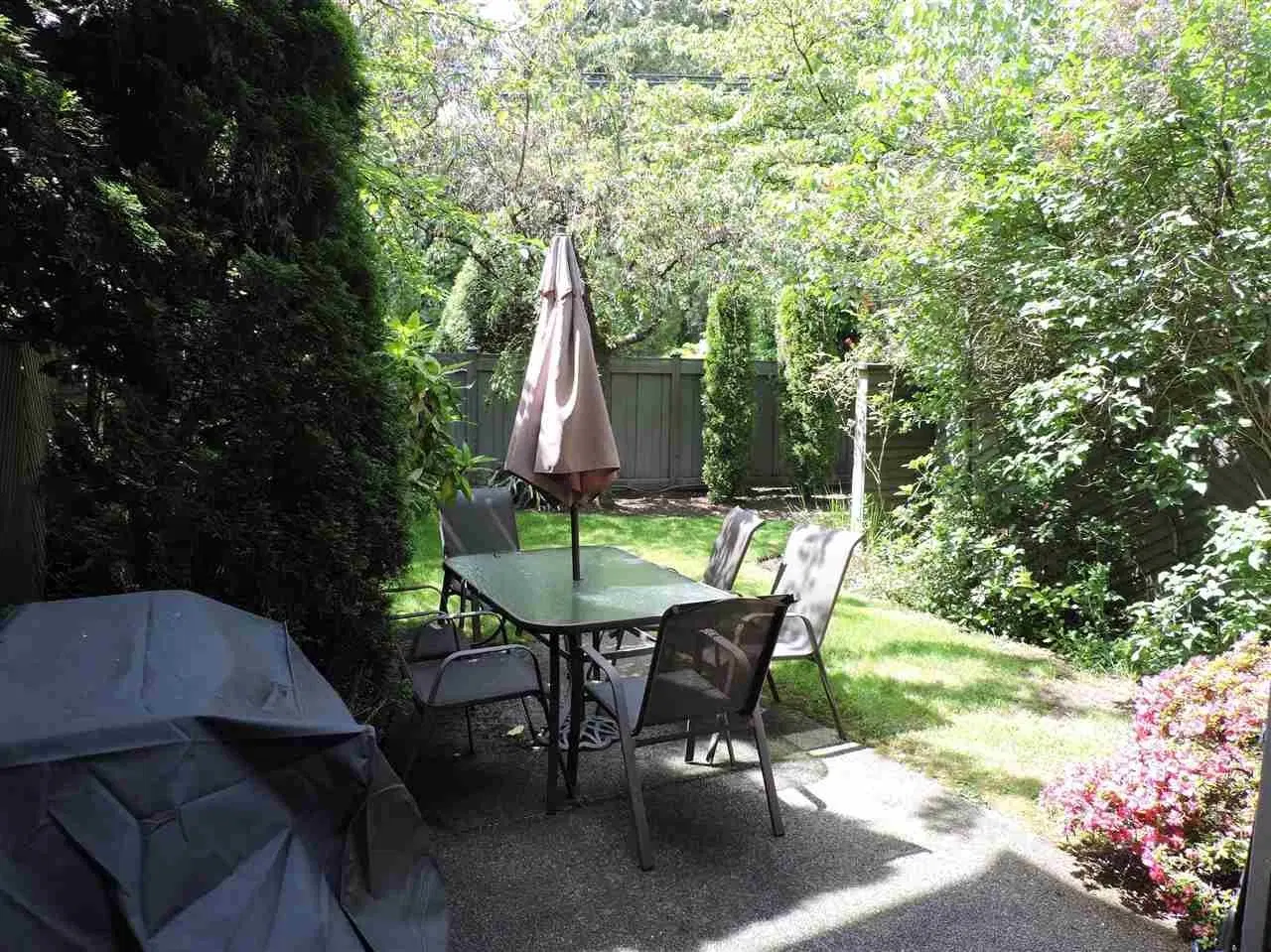 Photo 3 of 25 at 1147 Montroyal Boulevard