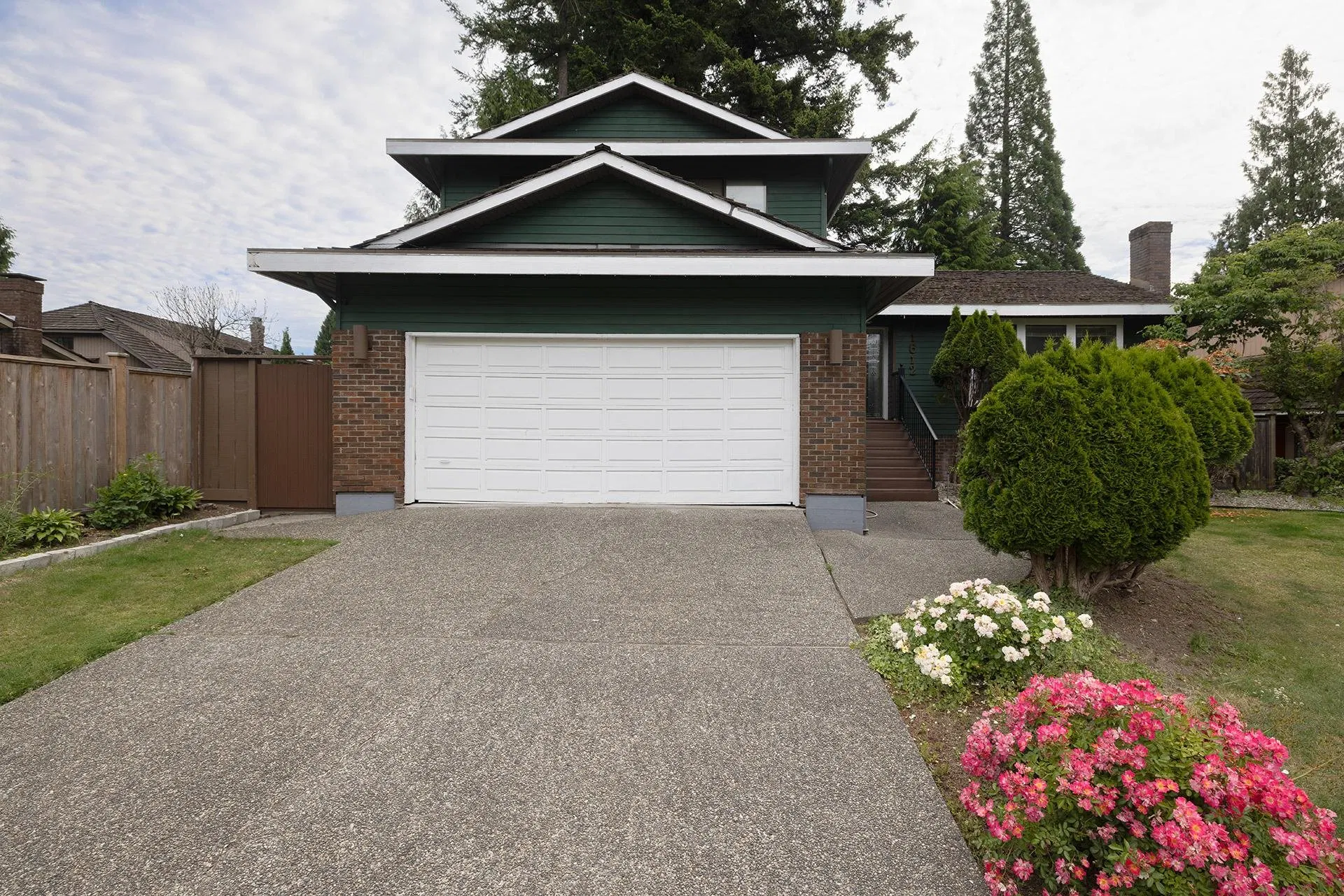 Photo 1 of 31 at 11612 Summit Crescent