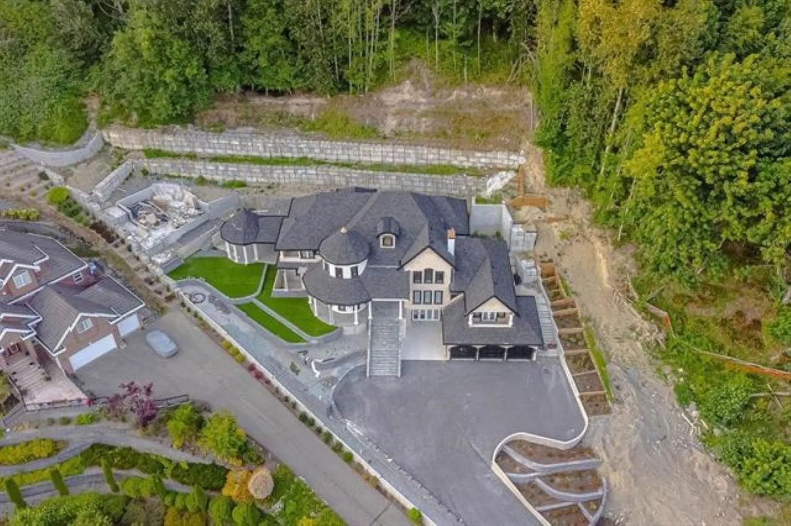 Photo 4 of 40 at 5579 136b Street