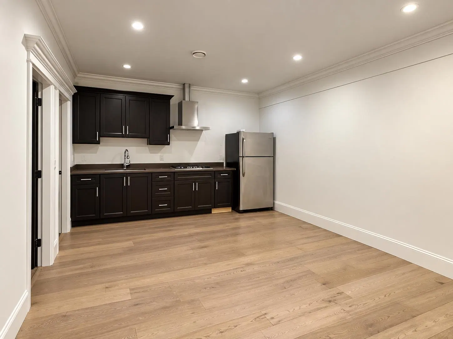 Photo 3 of 6 at B – 1381 200 Street