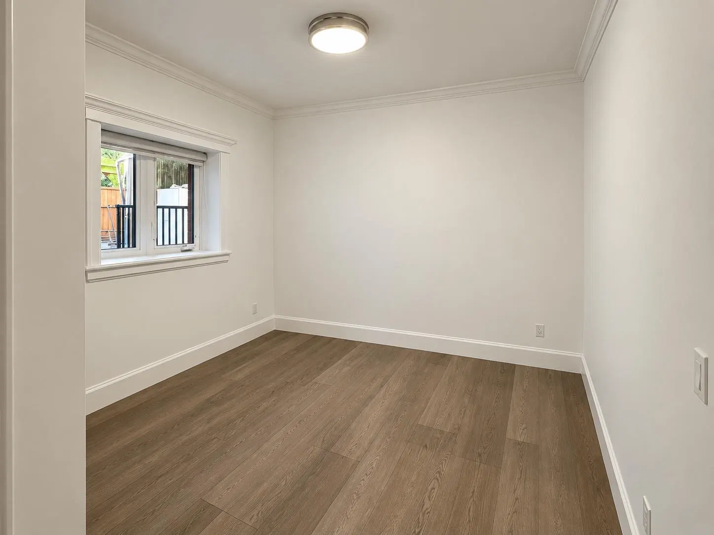 Photo 4 of 6 at B – 1381 200 Street