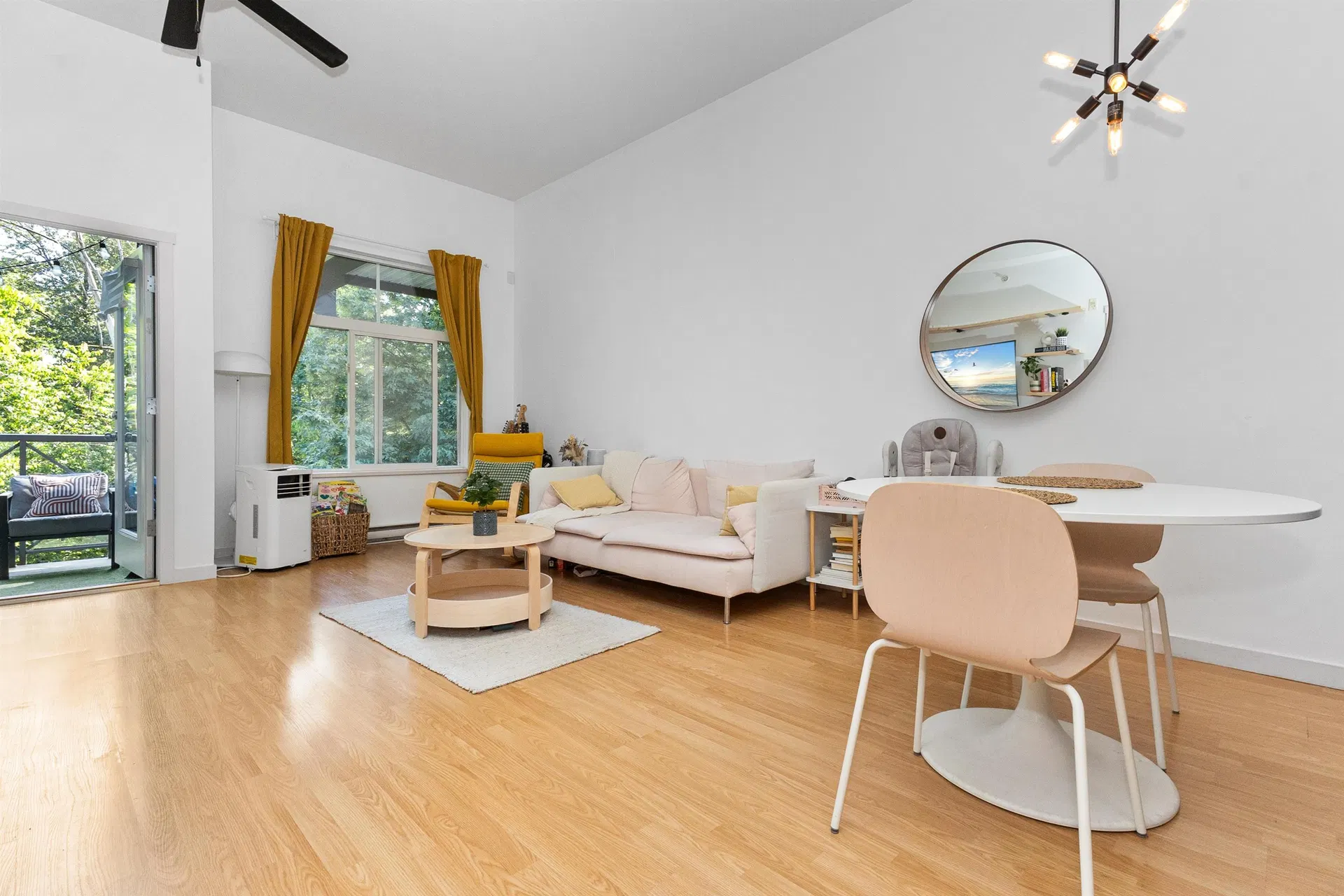Photo 2 of 21 at #406 – 33338 E Bourquin Crescent
