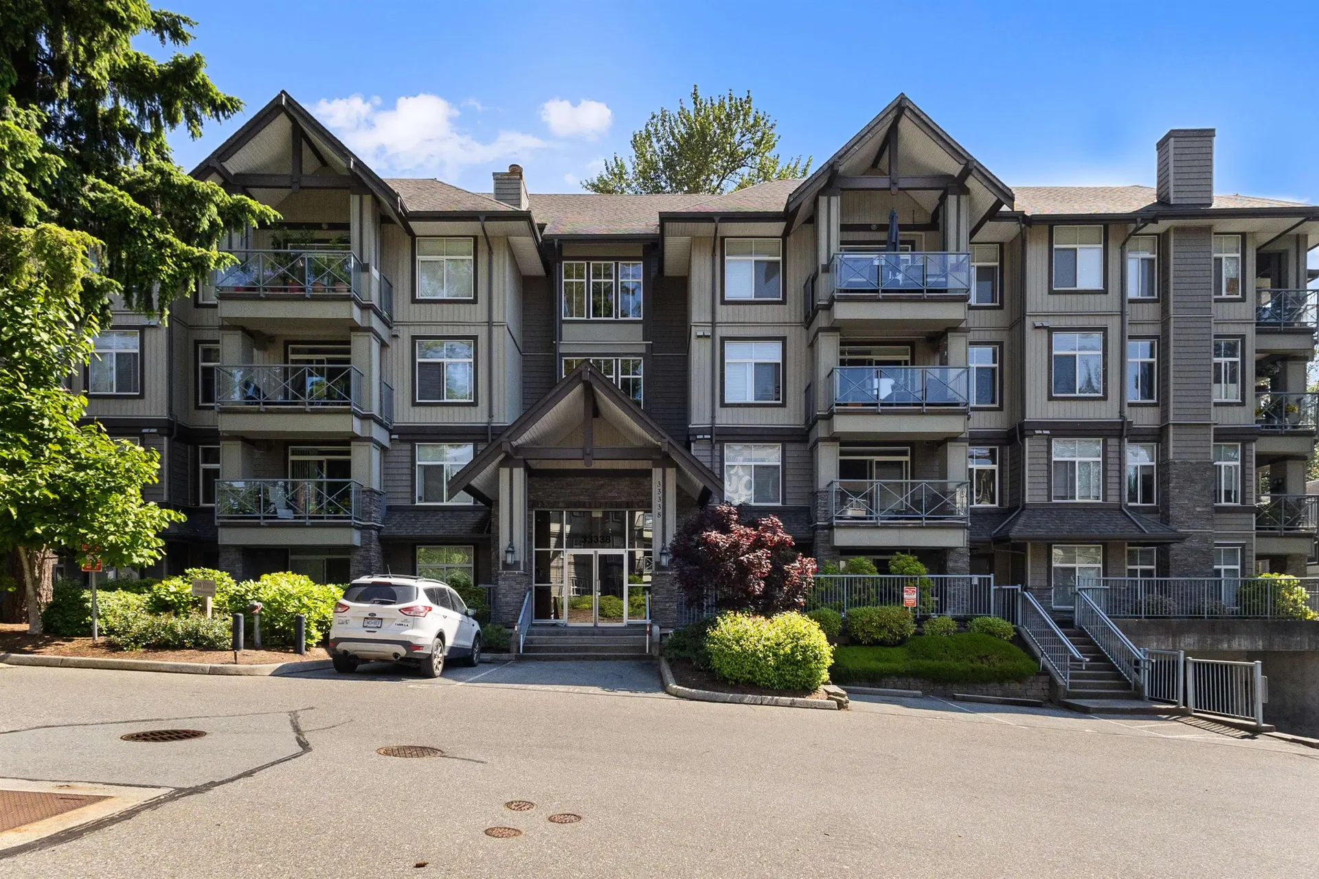Photo 4 of 21 at #406 – 33338 E Bourquin Crescent