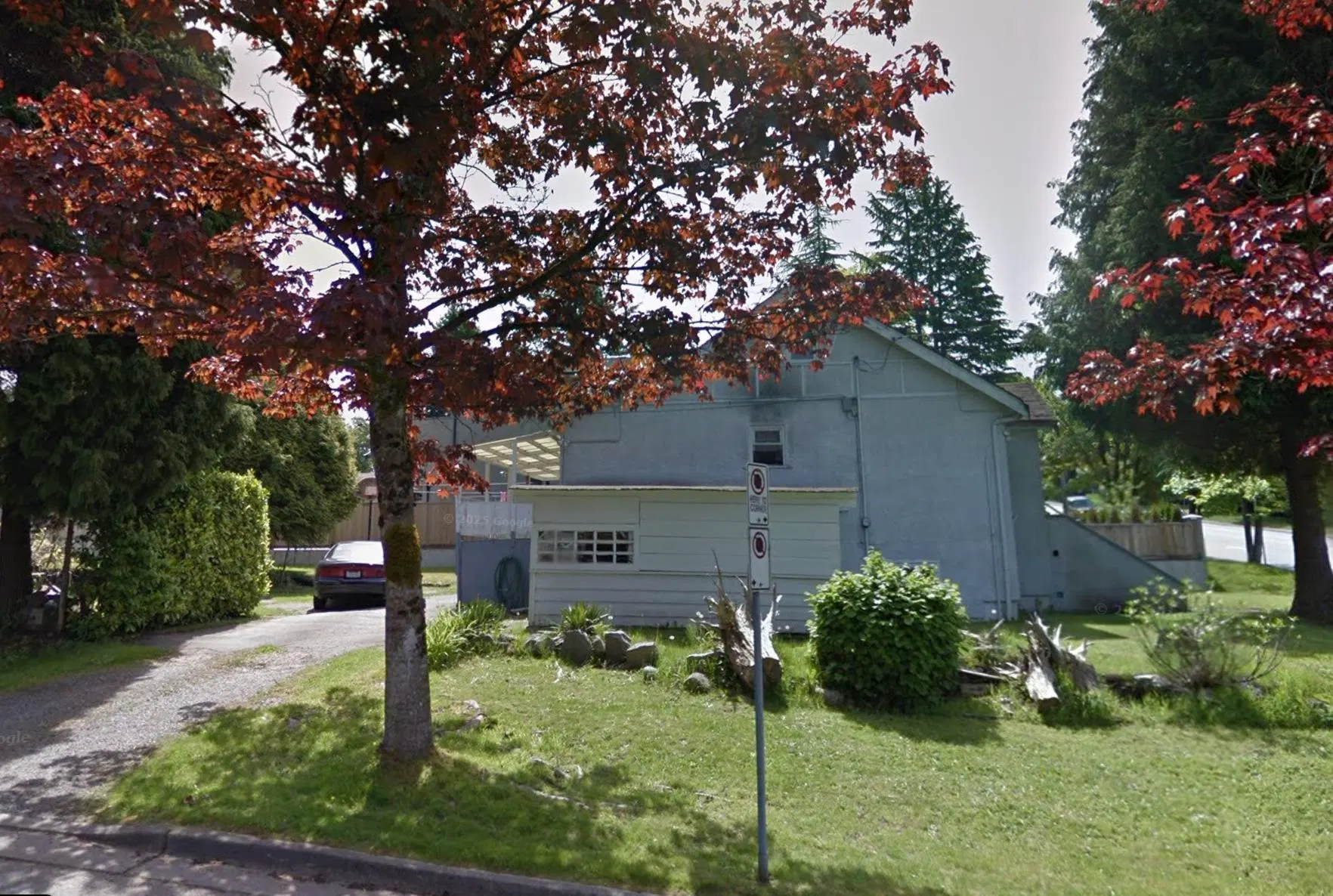 Photo 1 of 9 at 4910 Willingdon Avenue