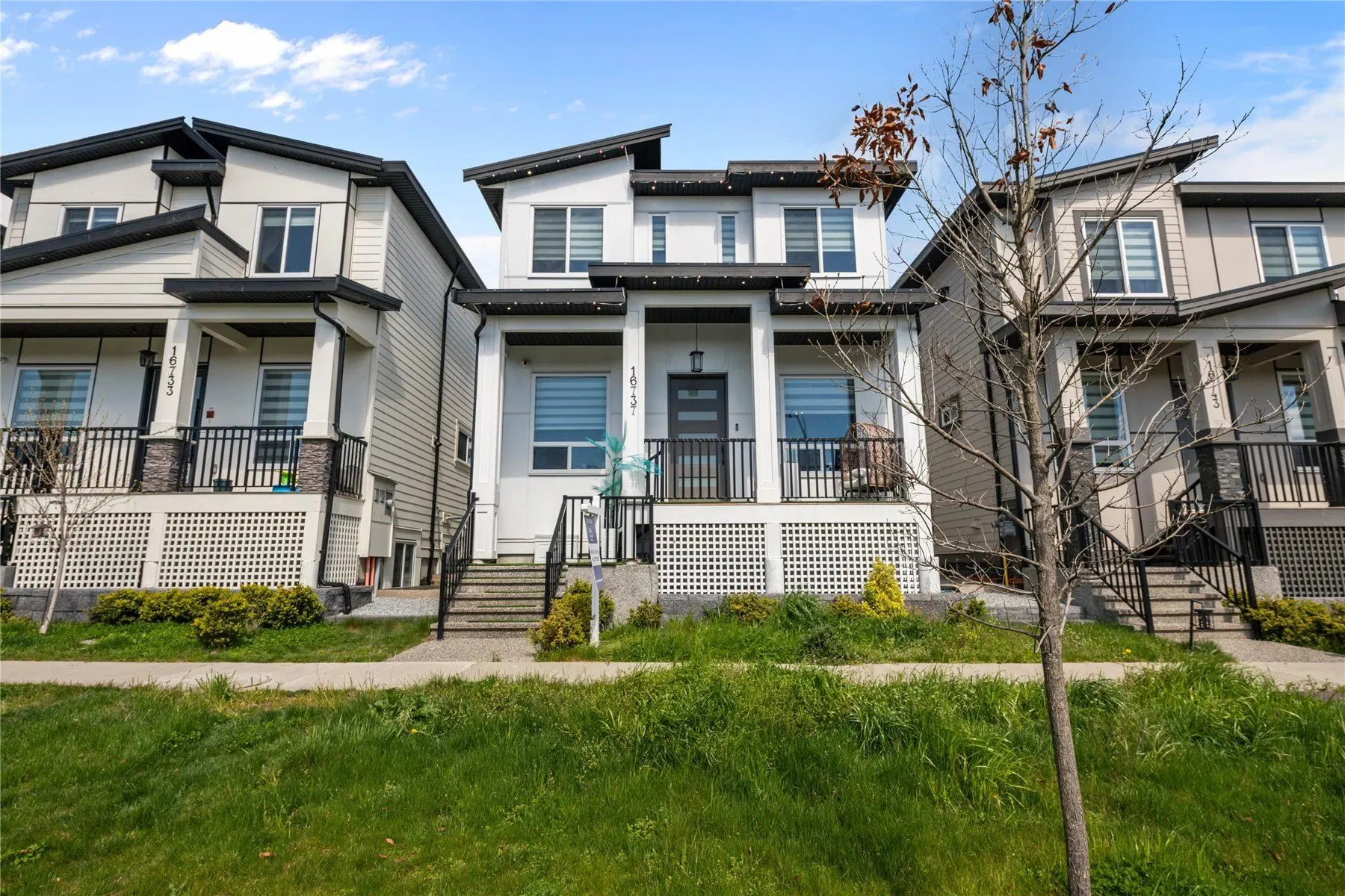 Photo 1 of 29 at 16737 15a Avenue