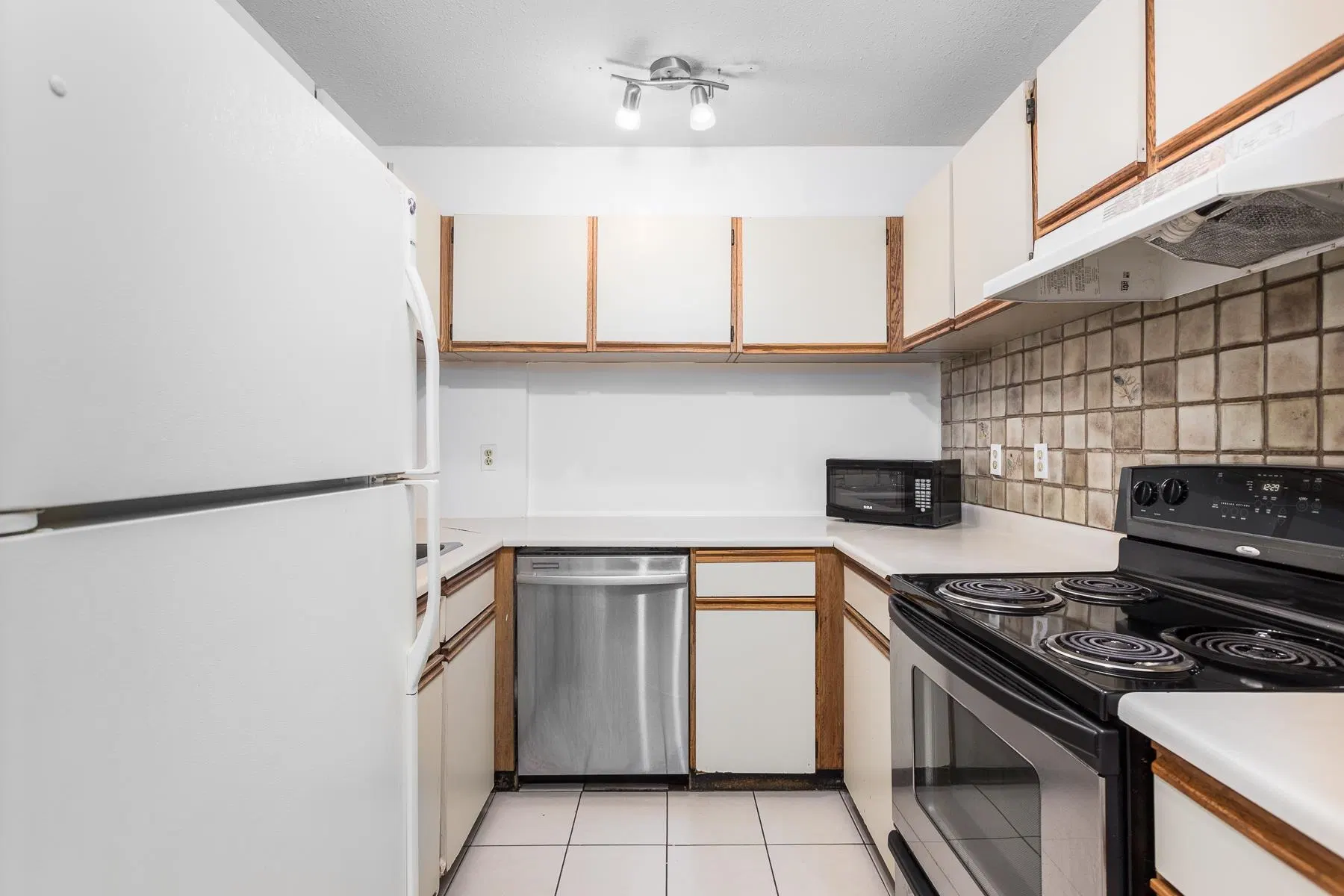 Photo 5 of 19 at #101 – 1405 Haro Street