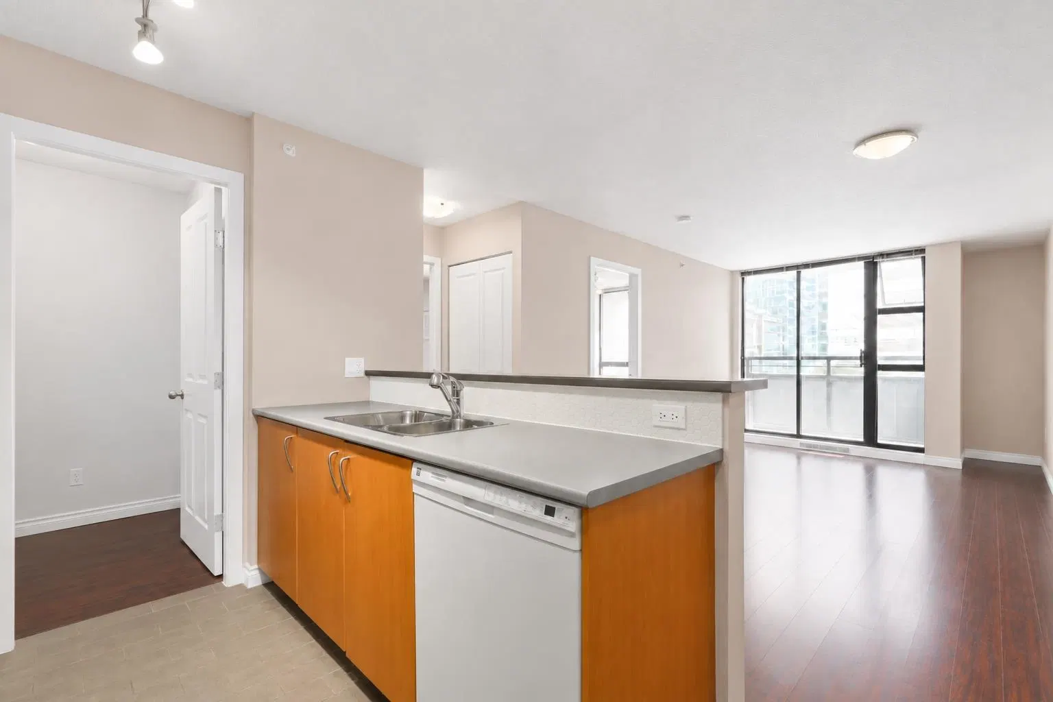 Photo 4 of 10 at #407 – 1295 Richards Street
