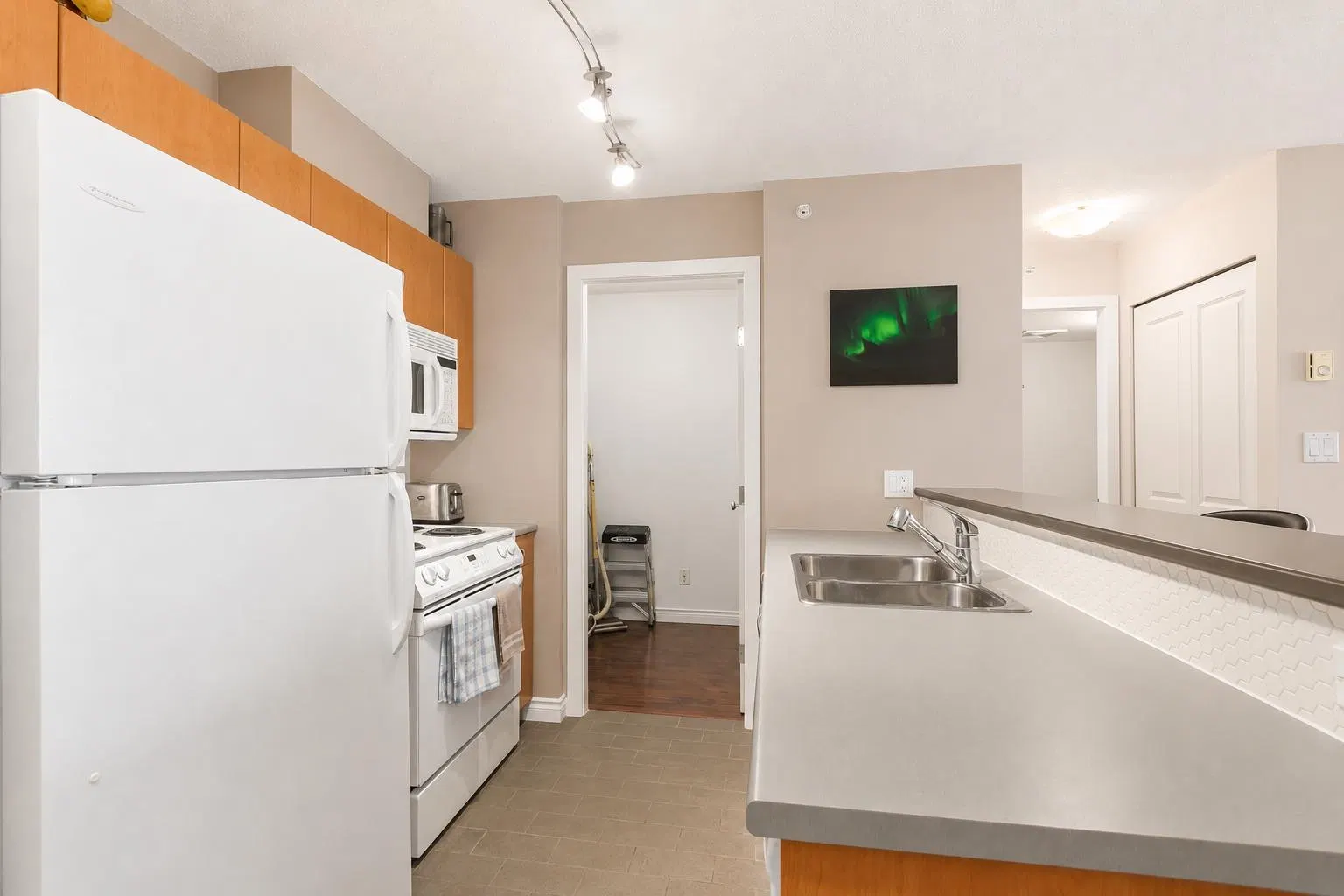 Photo 5 of 10 at #407 – 1295 Richards Street