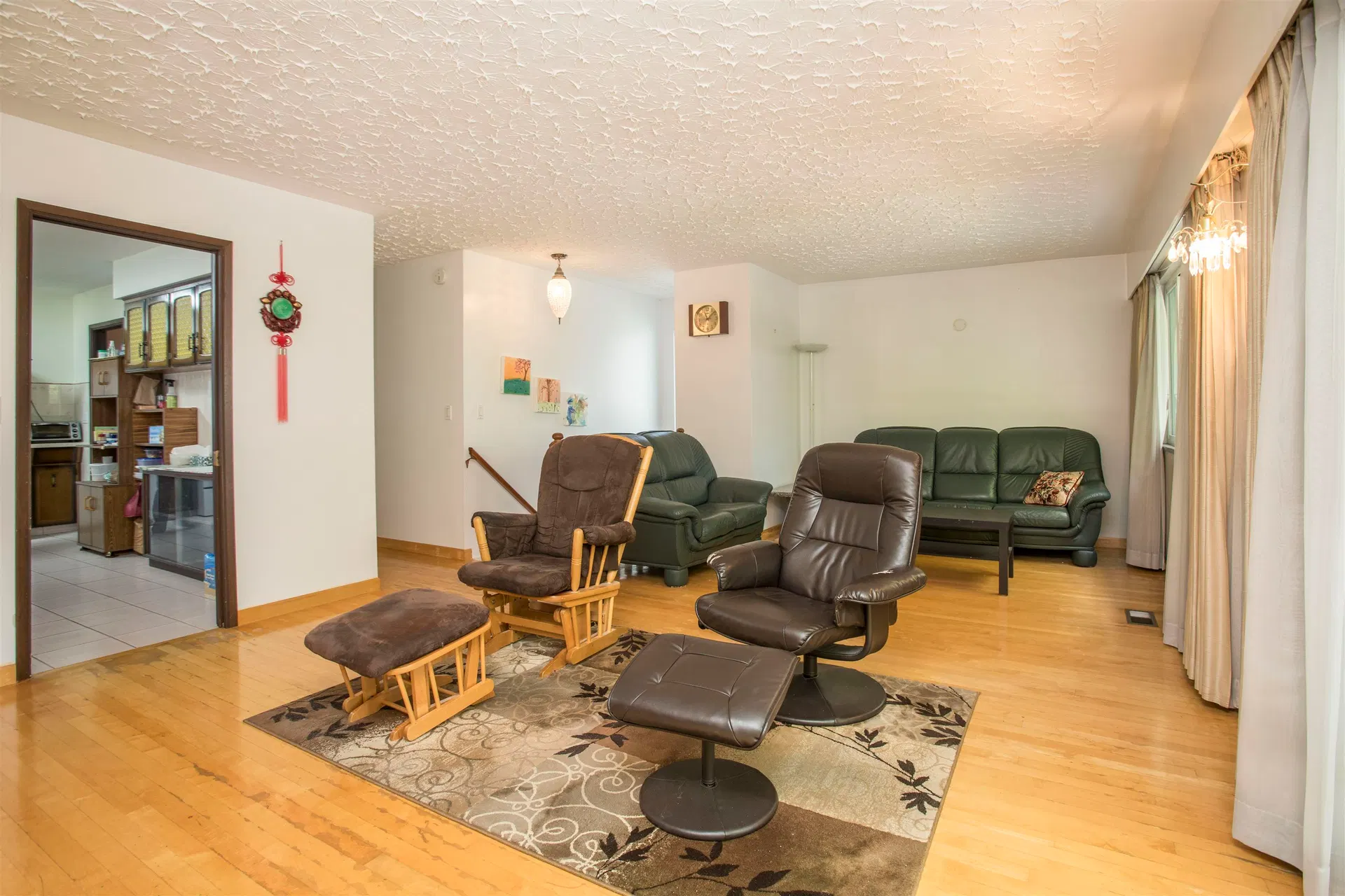 Photo 4 of 18 at 950 E 38th Avenue