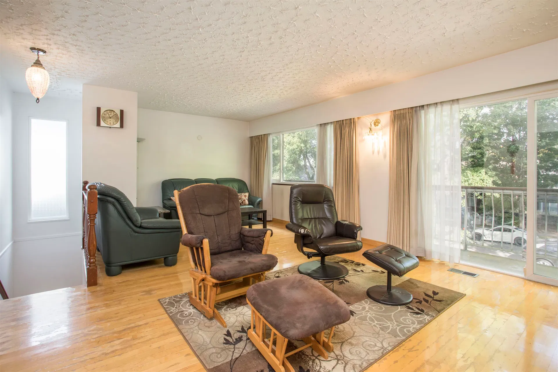 Photo 5 of 18 at 950 E 38th Avenue
