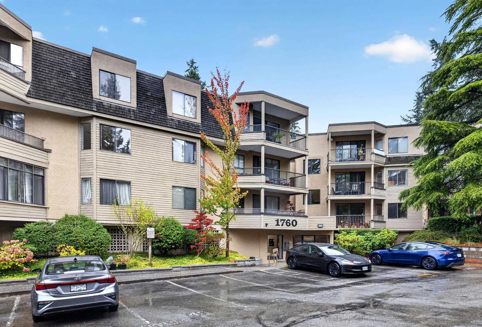 Photo 4 of 33 at #207 – 1760 Southmere Crescent