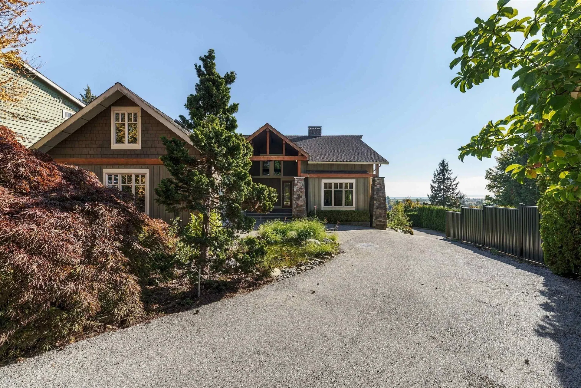 Photo 2 of 40 at 5575 Fairlight Crescent