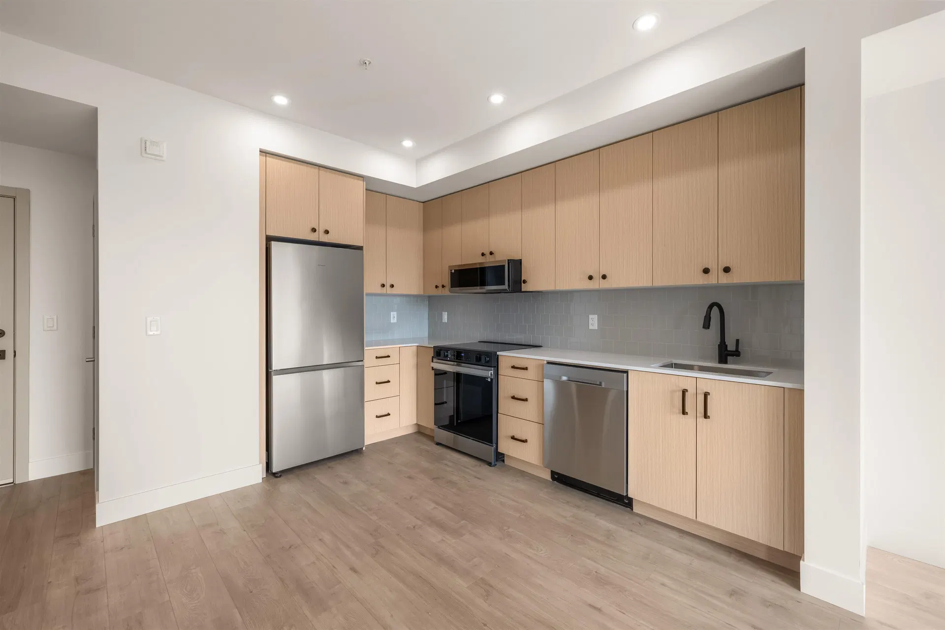 Photo 3 of 19 at #311 – 32528 Simon Avenue