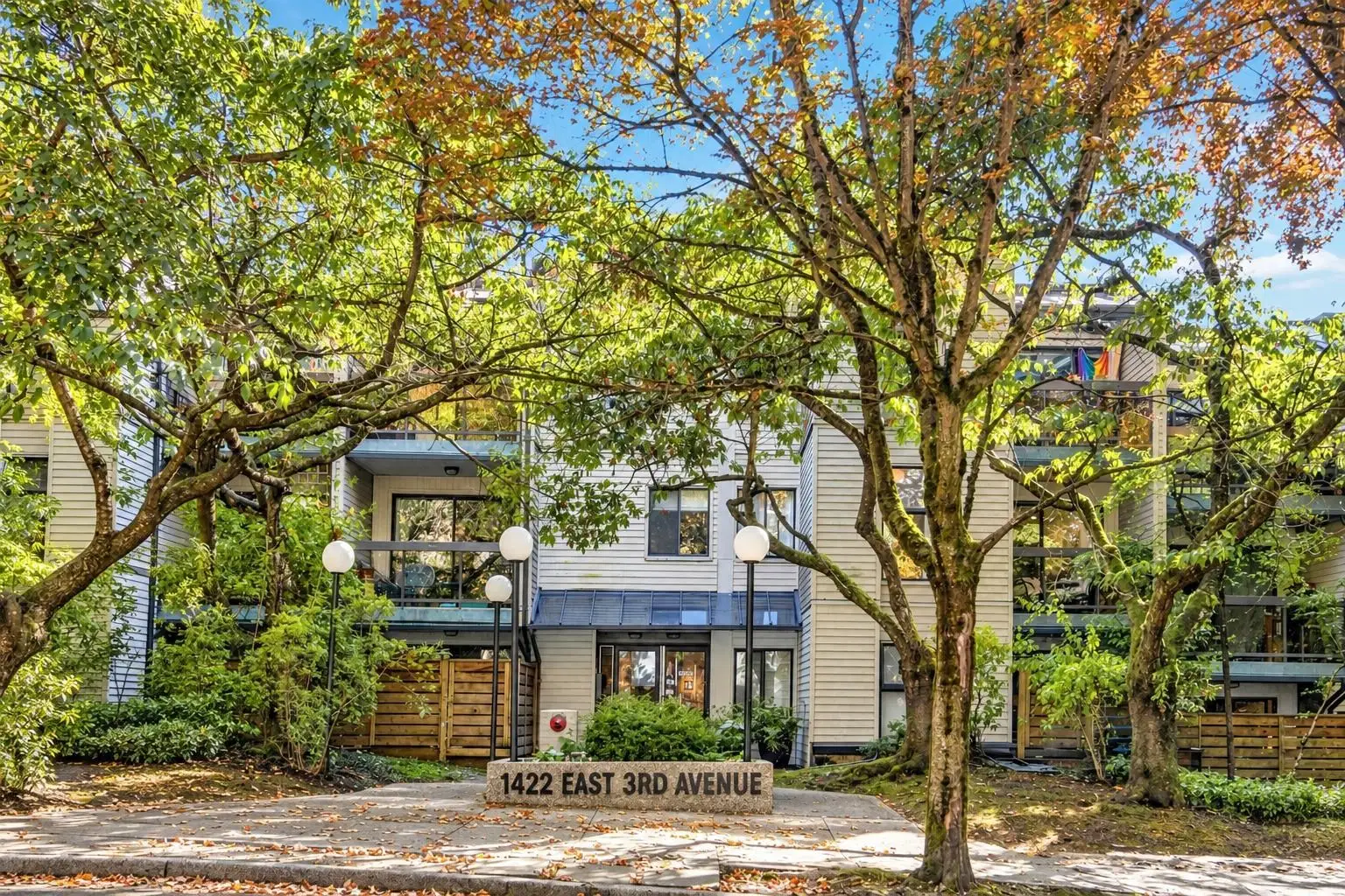 #208 – 1422 3rd Avenue