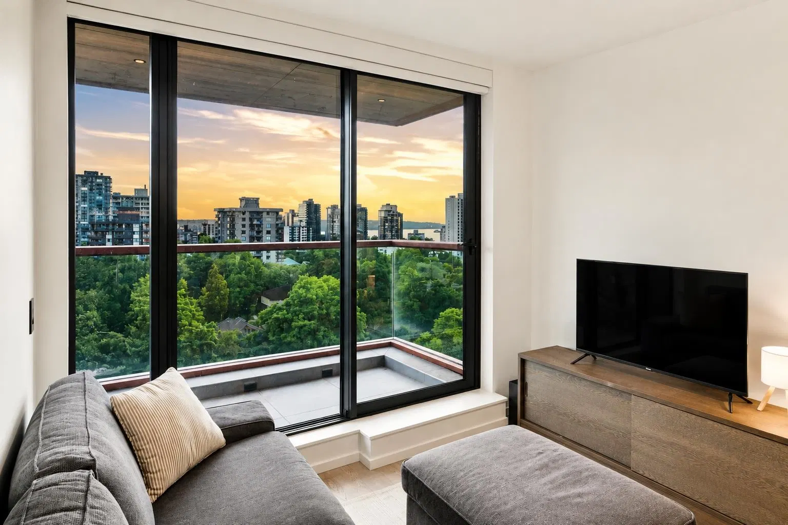 Photo 3 of 32 at #1301 – 1408 Robson Street