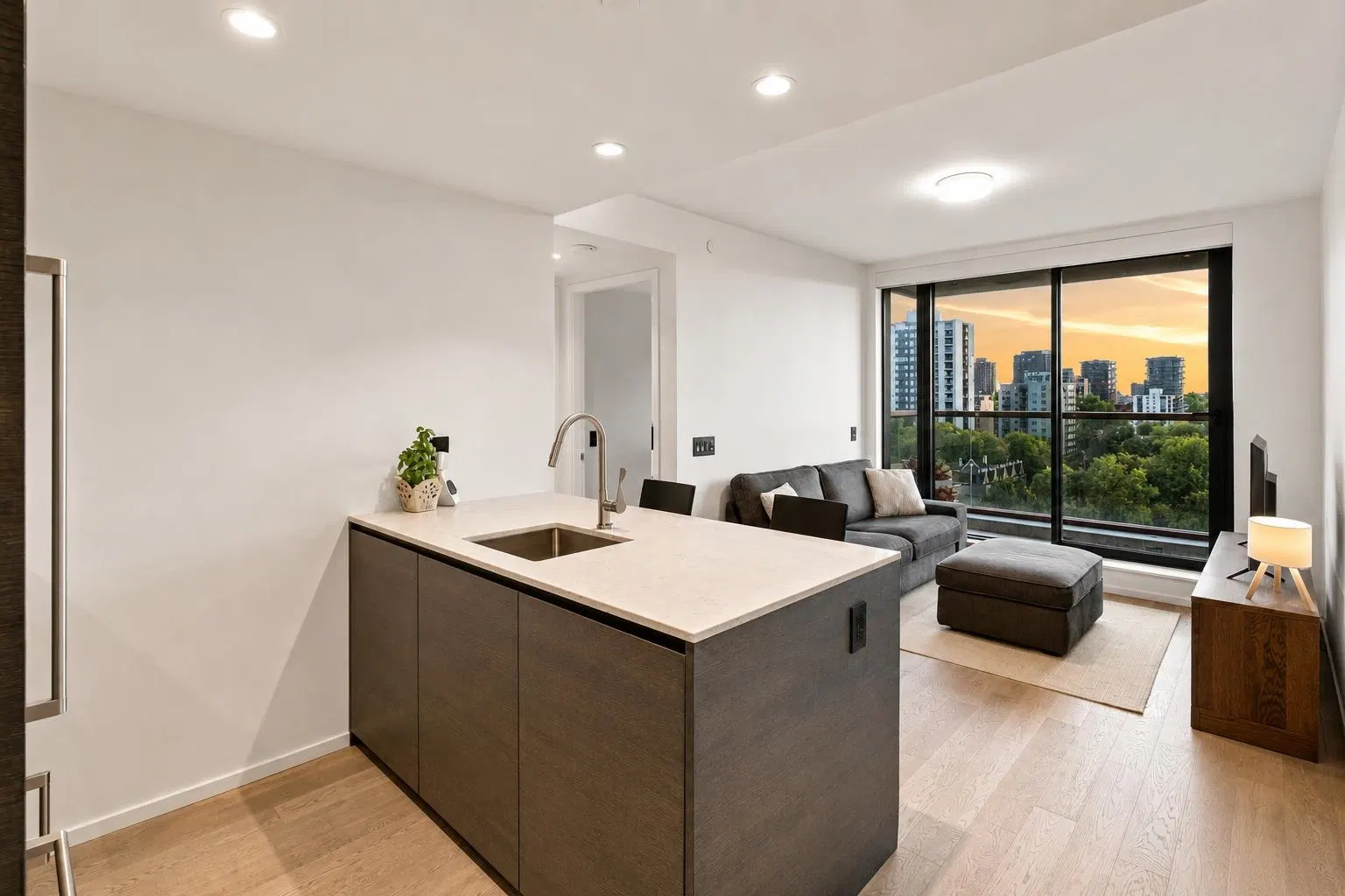 Photo 4 of 32 at #1301 – 1408 Robson Street