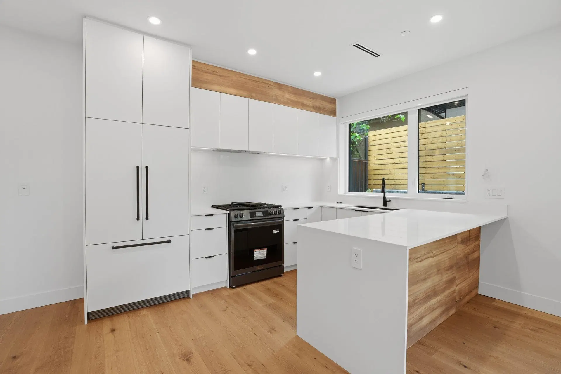 Photo 4 of 34 at #2 – 2438 E 20th Avenue