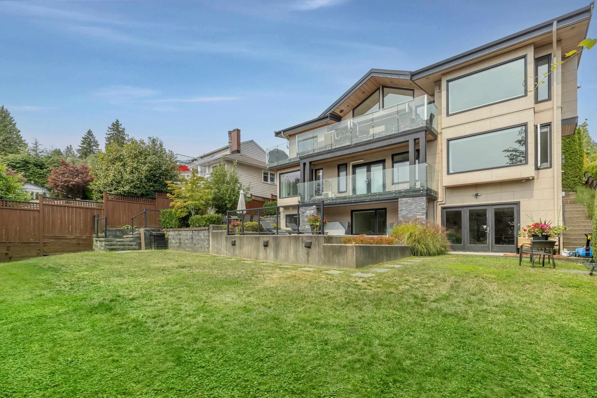 Photo 2 of 40 at 2512 Palmerston Avenue