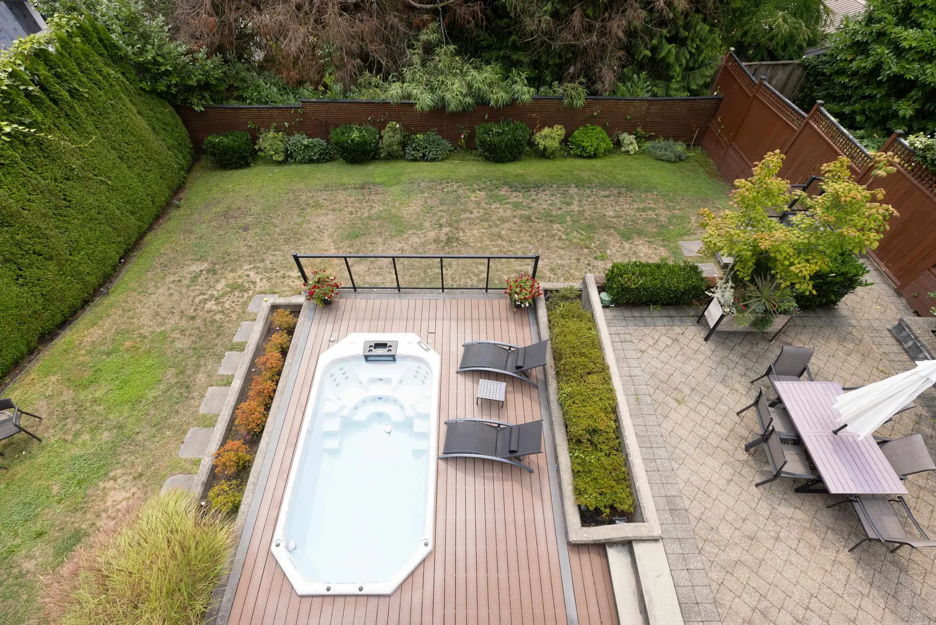 Photo 3 of 40 at 2512 Palmerston Avenue