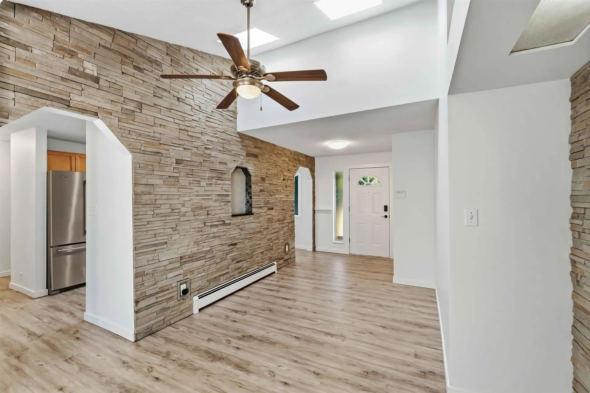 Photo 3 of 39 at 20225 Lorne Avenue