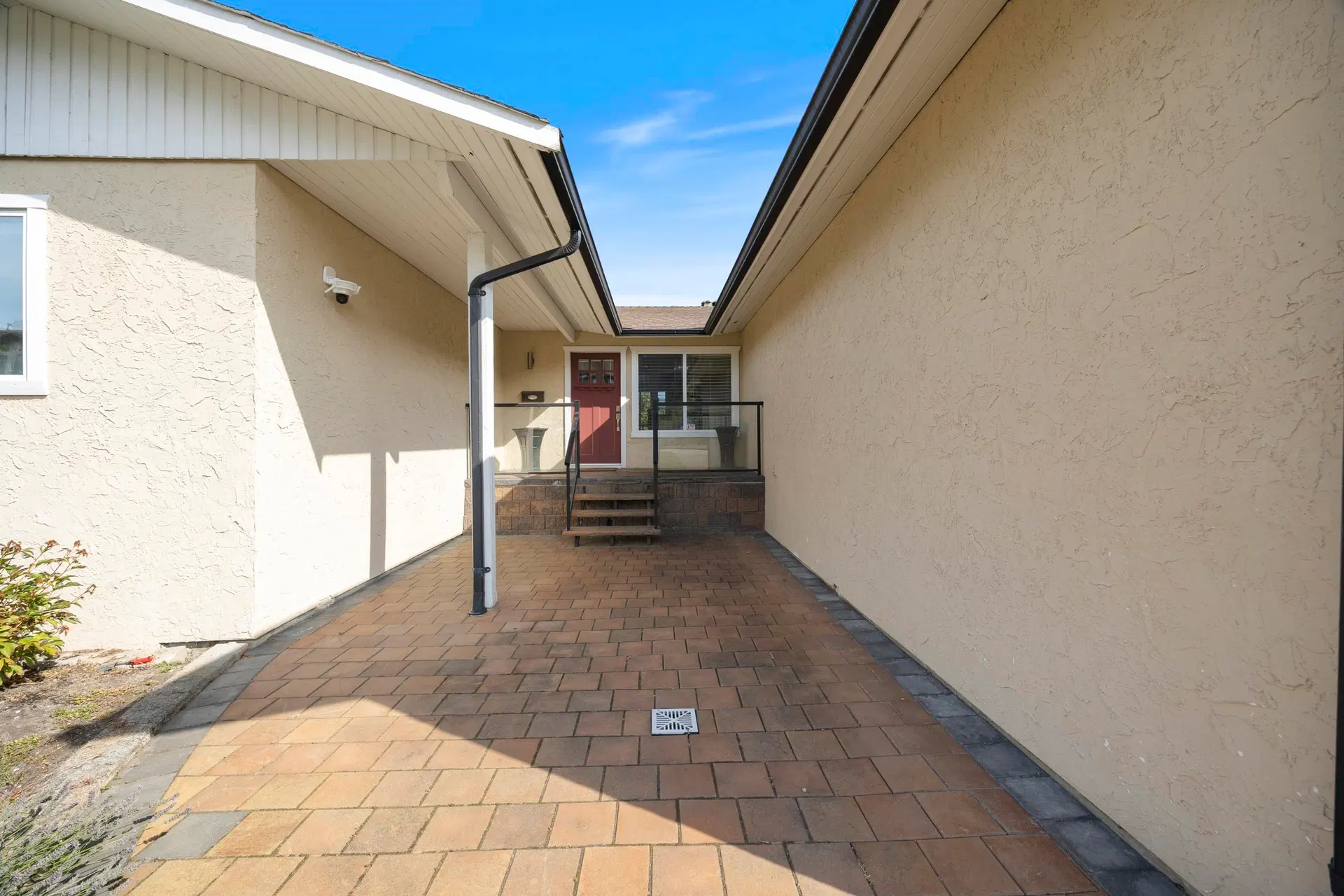 Photo 4 of 40 at 8200 Burnfield Crescent