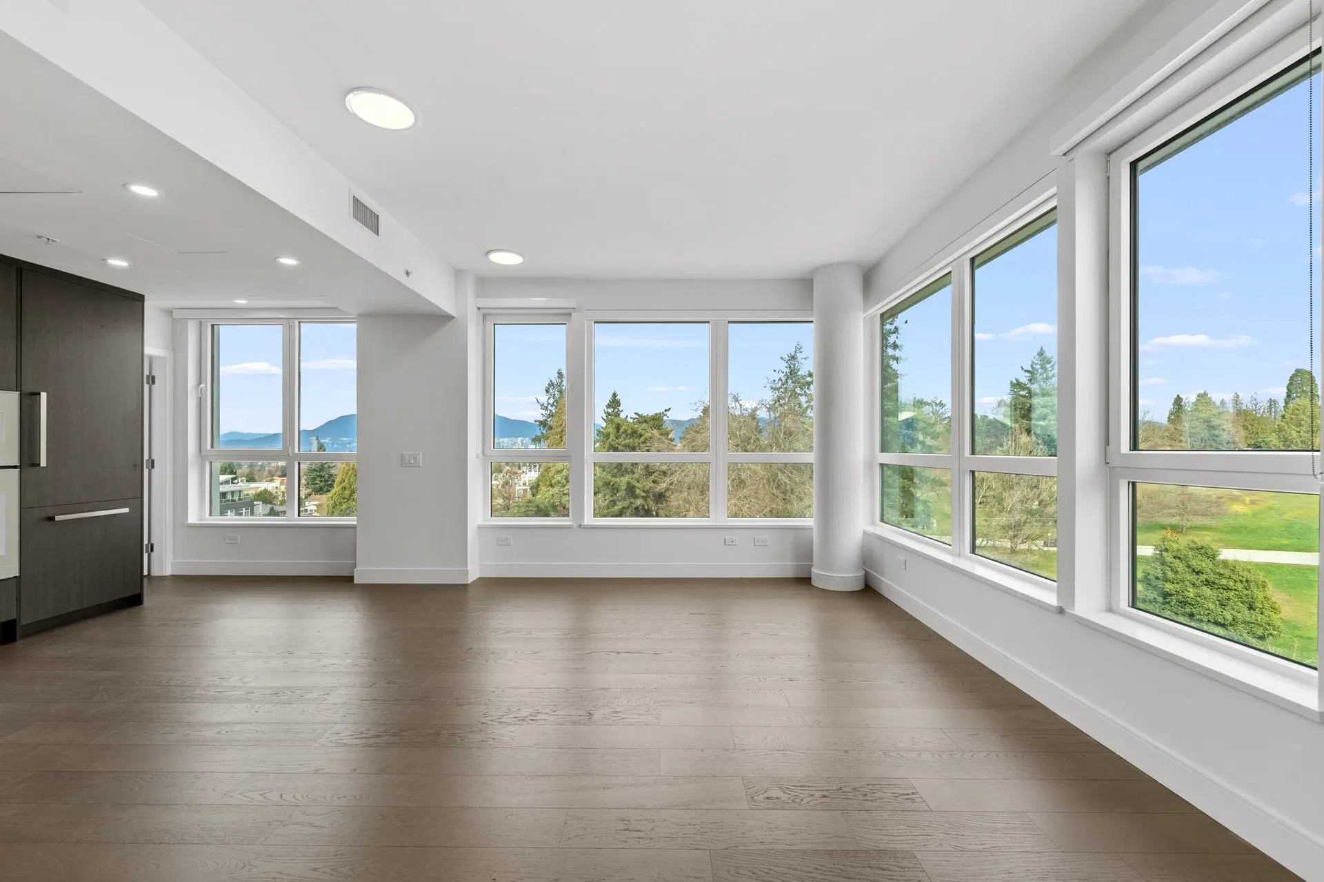 Photo 4 of 21 at #603 – 4908 Cambie Street