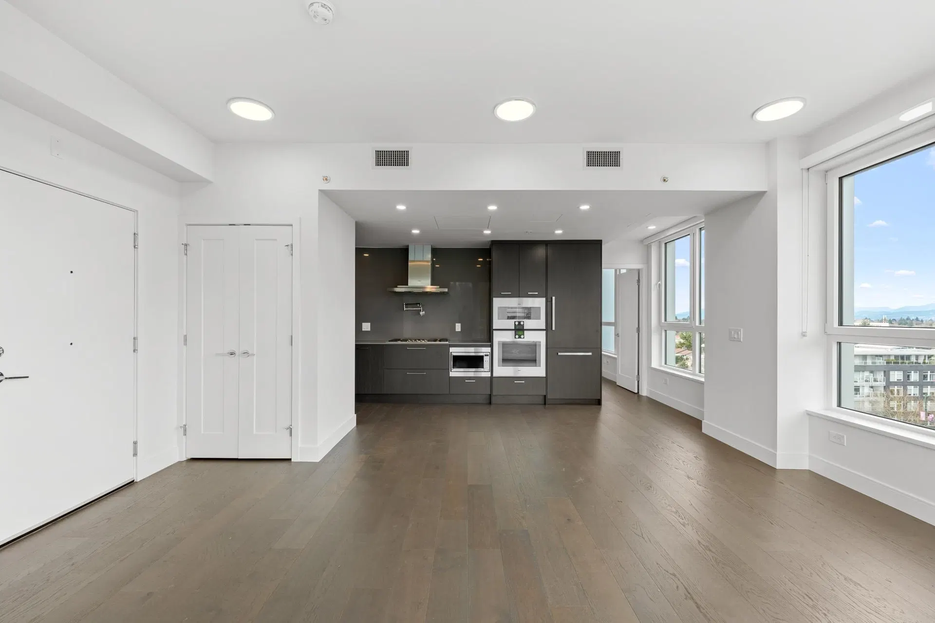Photo 5 of 21 at #603 – 4908 Cambie Street