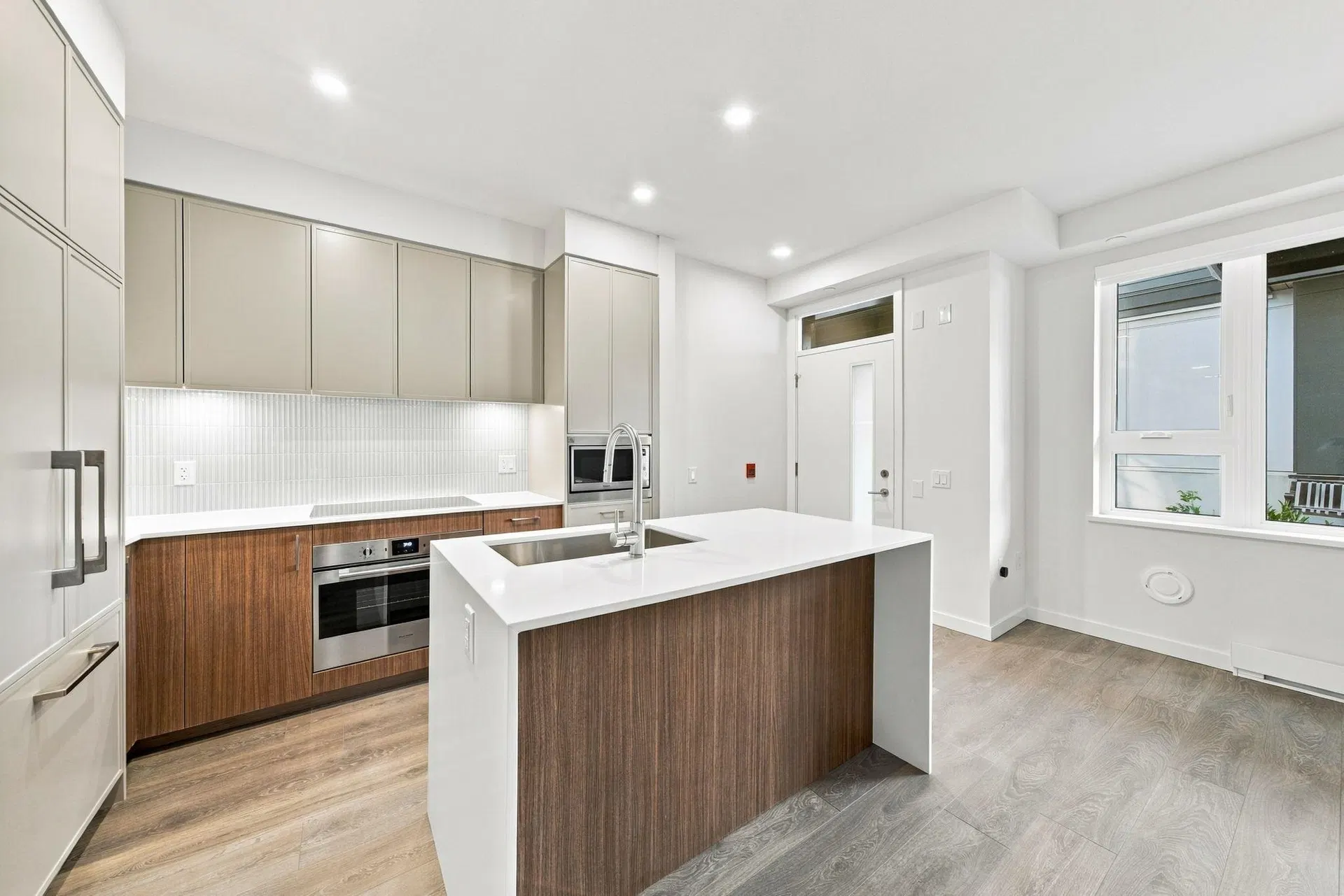 Photo 3 of 34 at #102 – 956 Lytton Street
