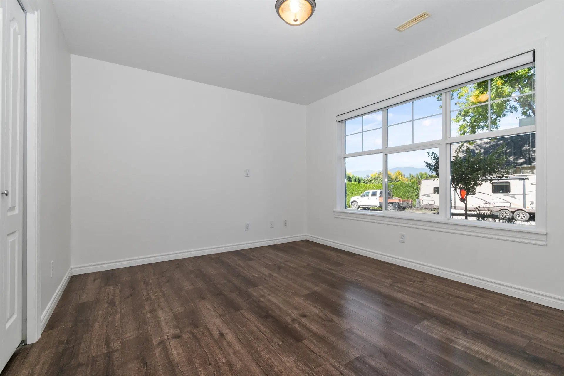 Photo 4 of 40 at 5379 Skyview Crescent