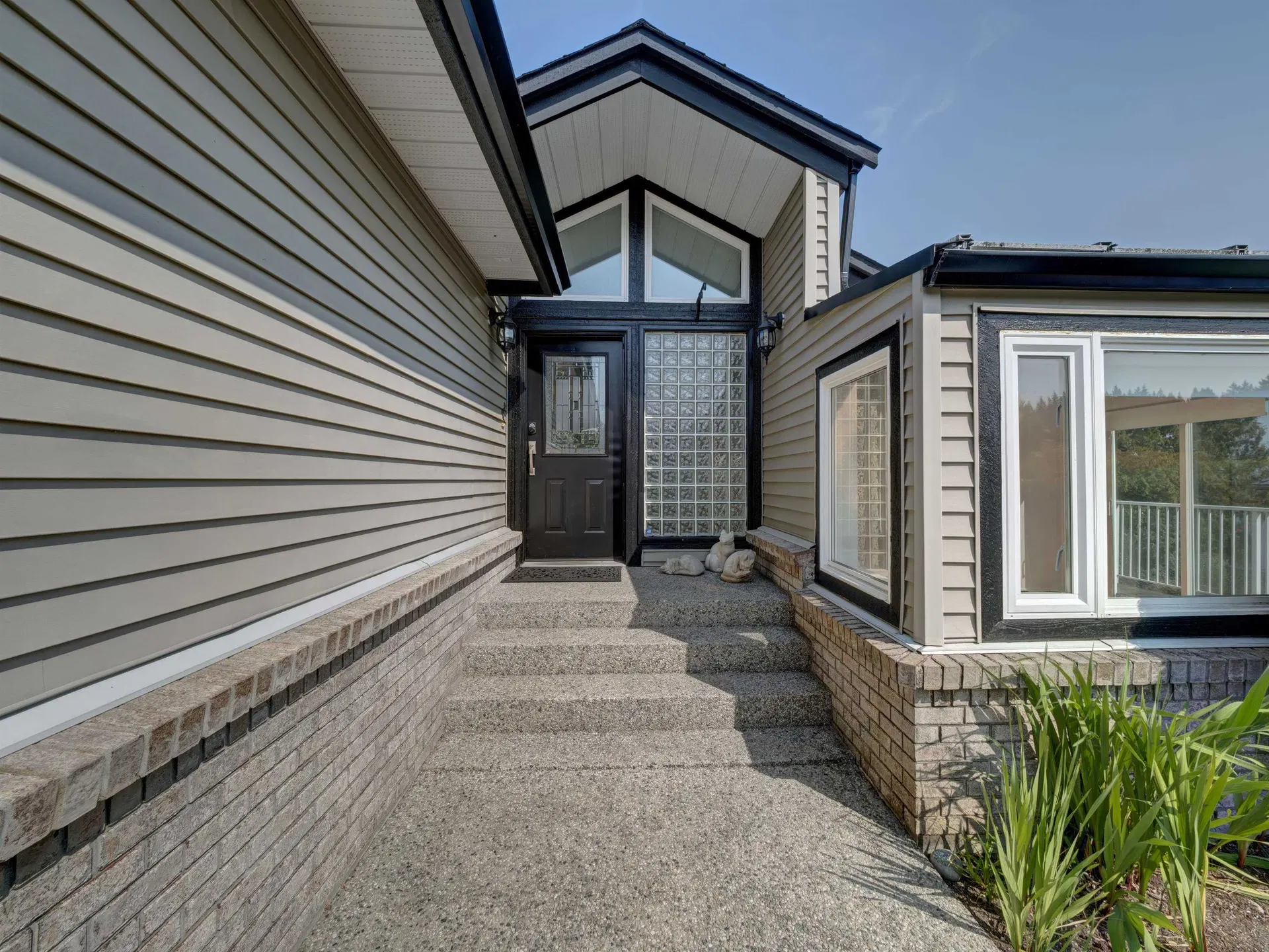 Photo 4 of 40 at 803 Oceanmount Boulevard
