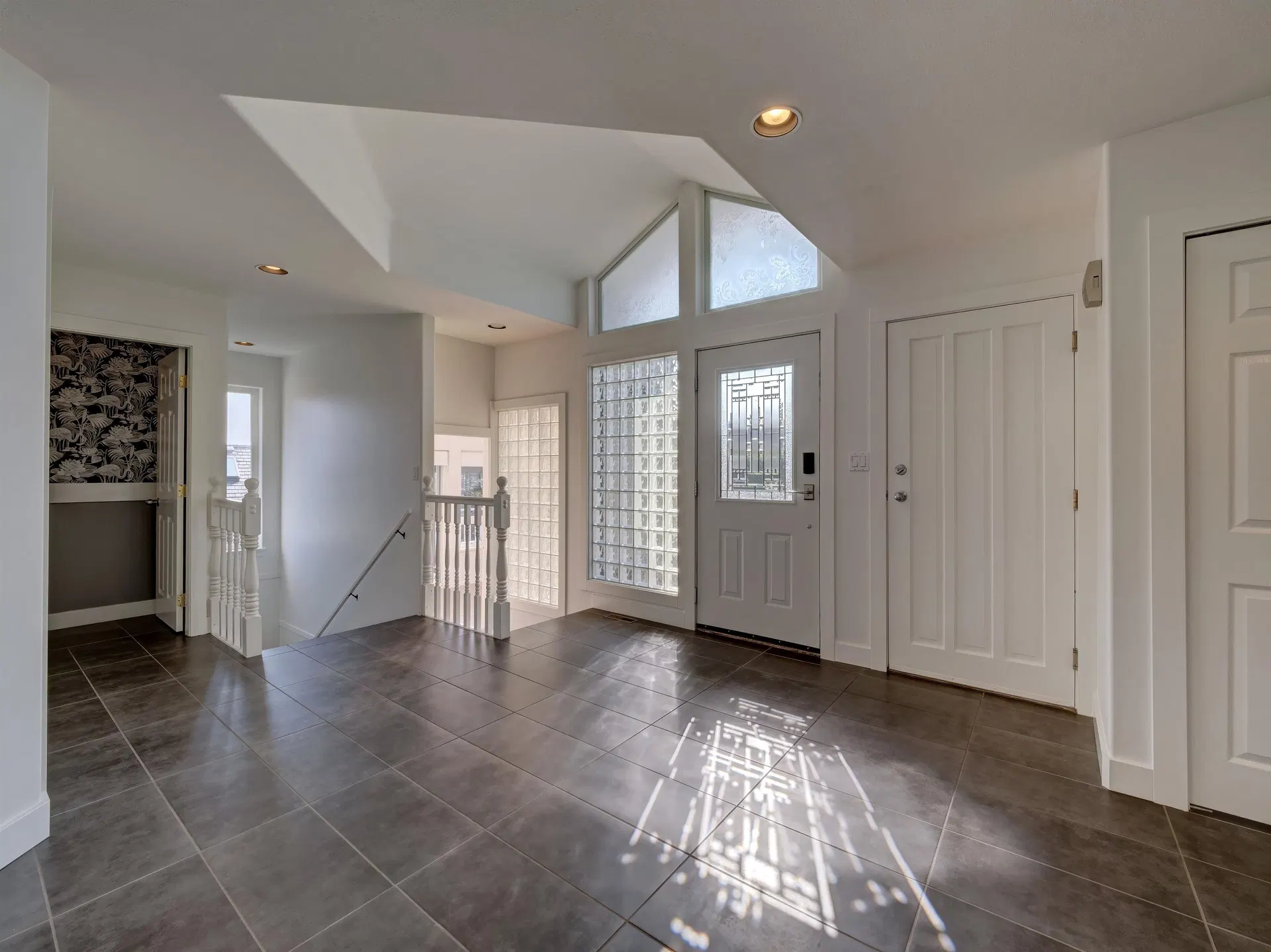 Photo 5 of 40 at 803 Oceanmount Boulevard