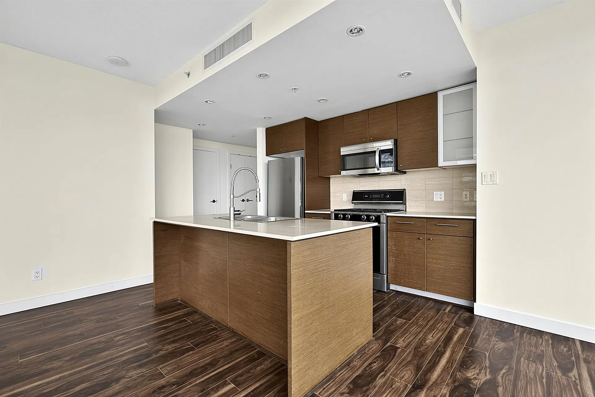 Photo 5 of 21 at #1508 – 5900 Alderbridge Way