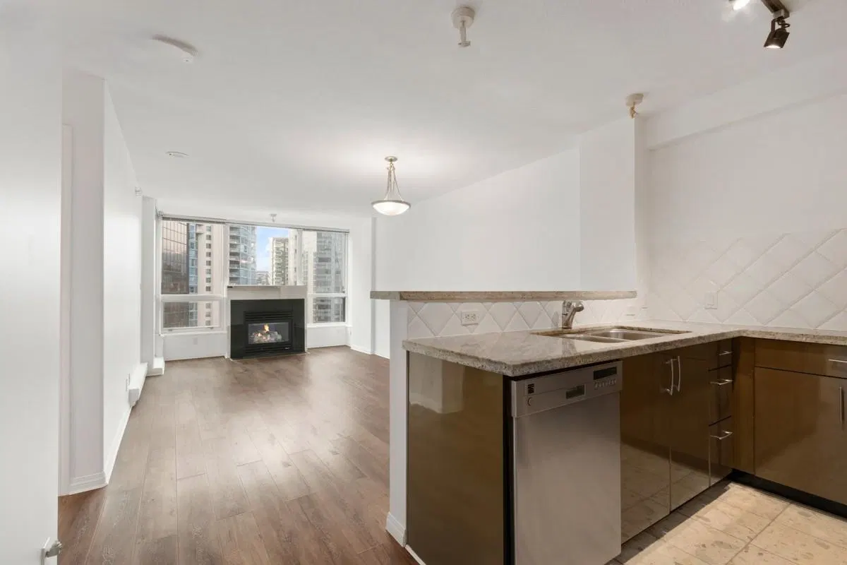 Photo 3 of 17 at #1703 – 1328 W Pender Street