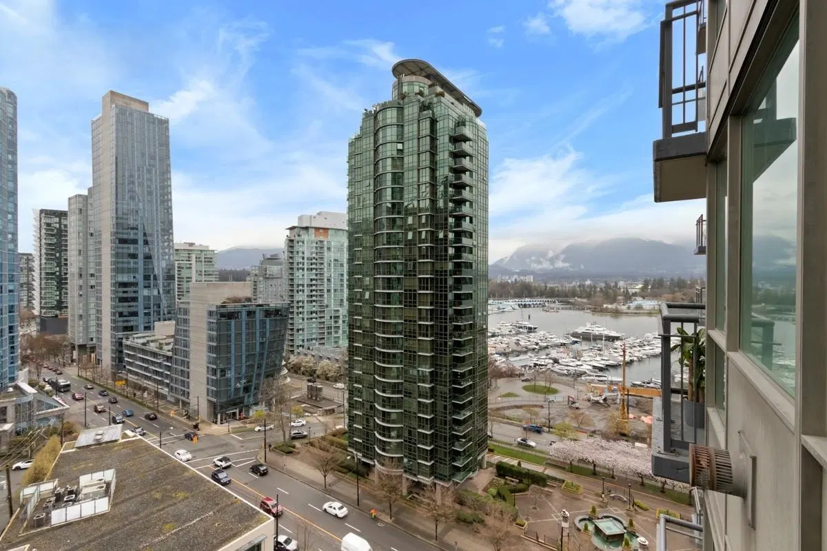 Photo 4 of 17 at #1703 – 1328 W Pender Street
