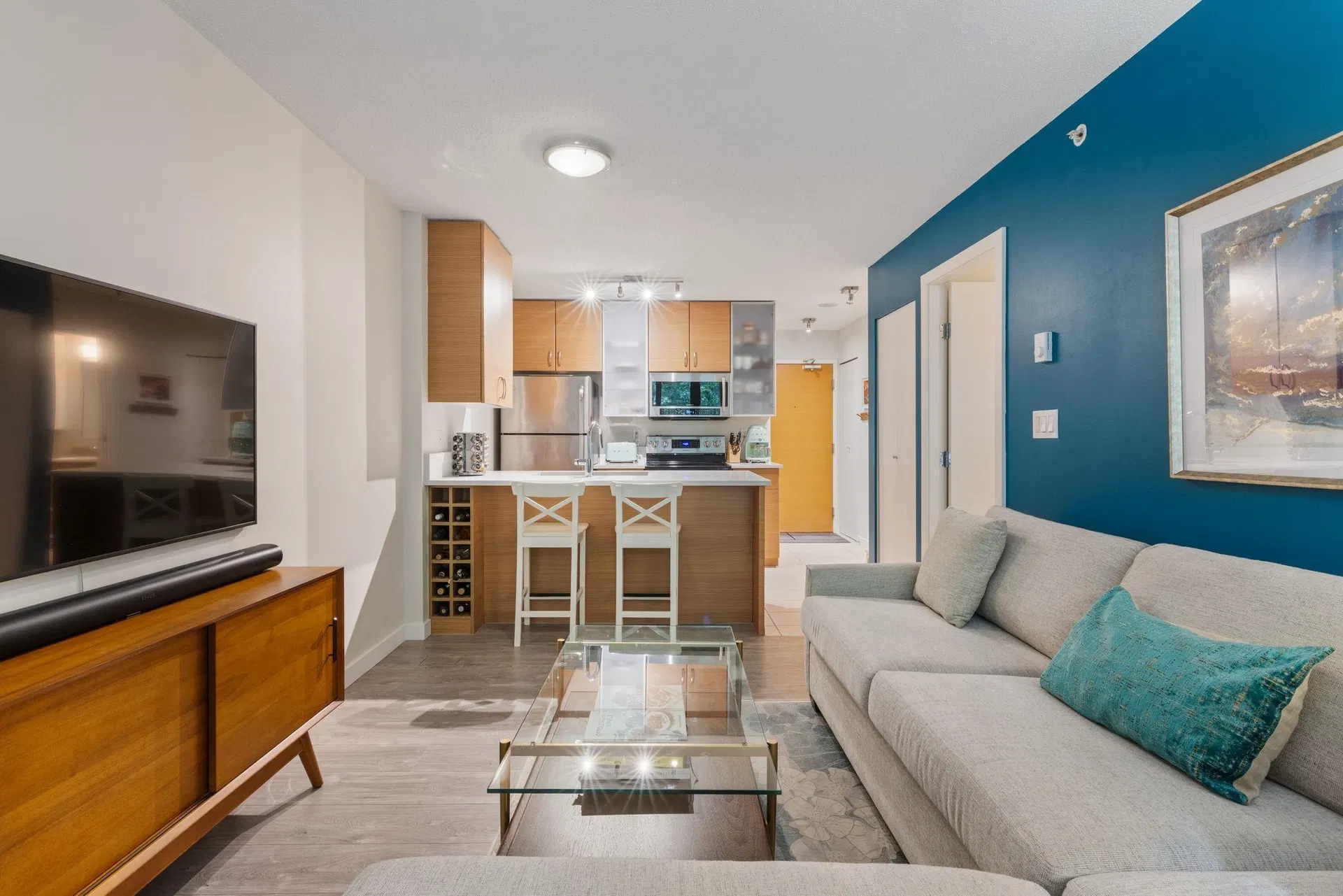 Photo 4 of 25 at #306 – 977 Mainland Street