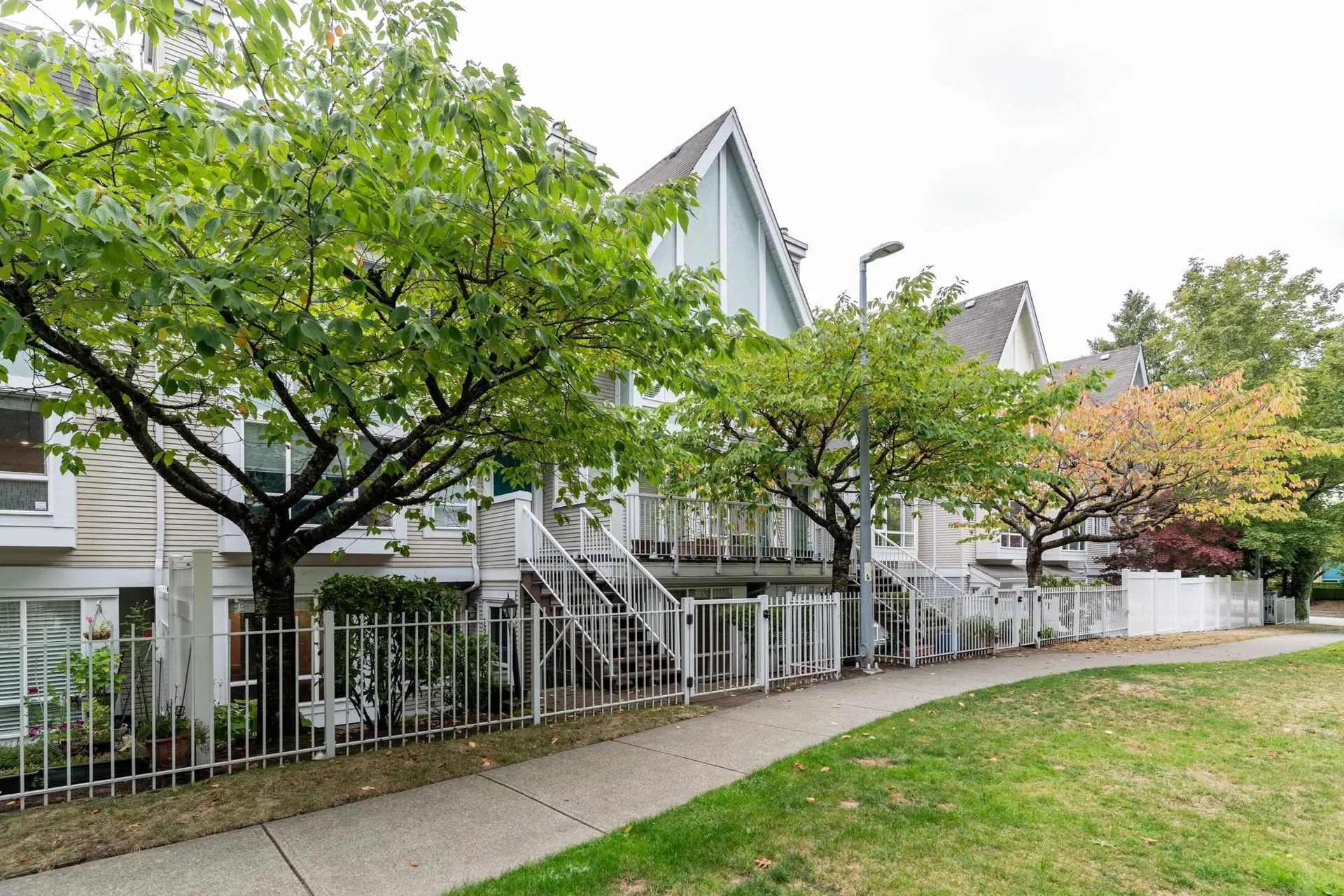 Photo 2 of 36 at #22 – 6588 Southoaks Crescent