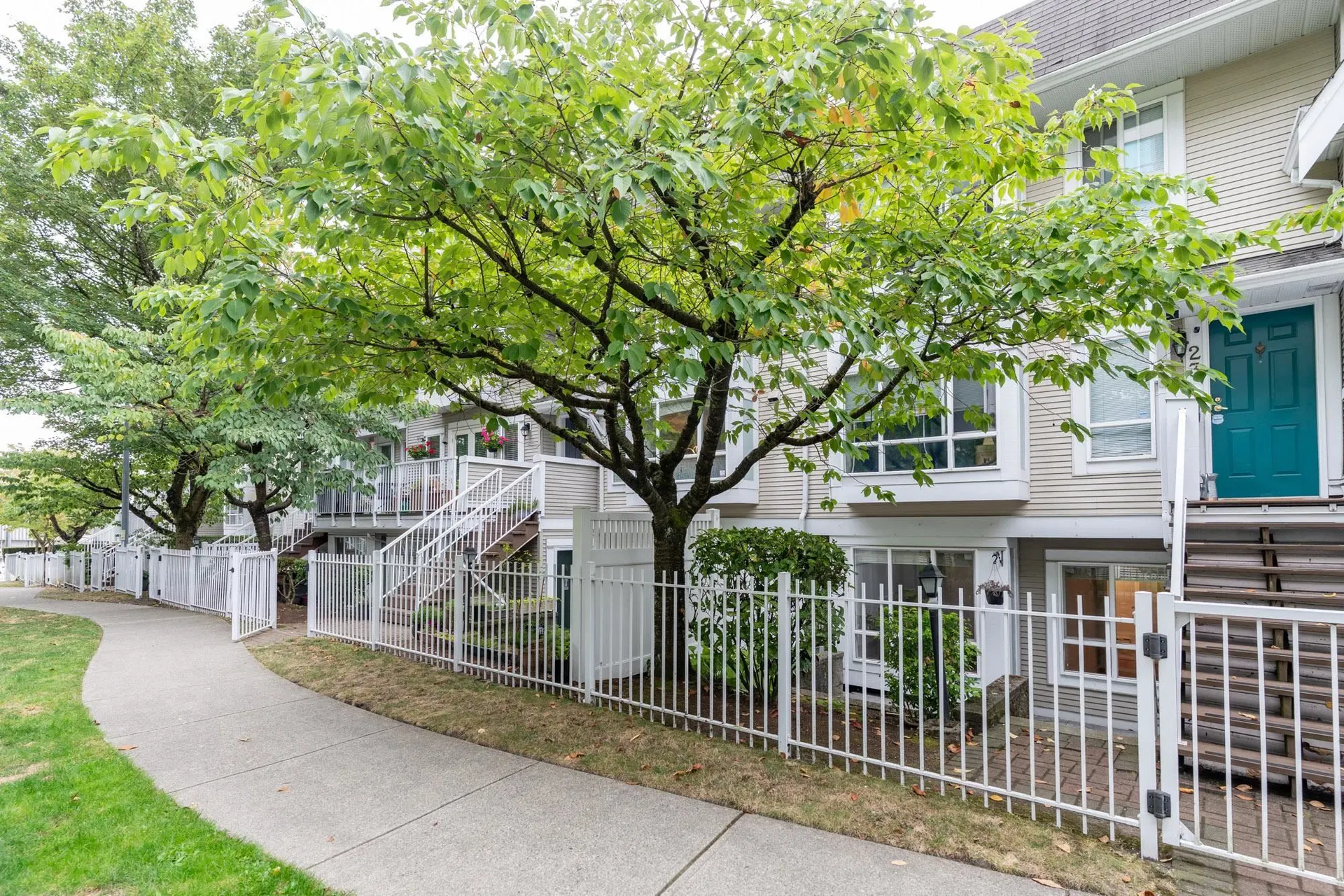 Photo 3 of 36 at #22 – 6588 Southoaks Crescent