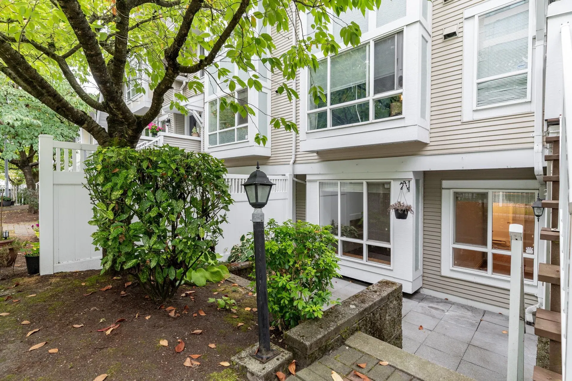 Photo 4 of 36 at #22 – 6588 Southoaks Crescent
