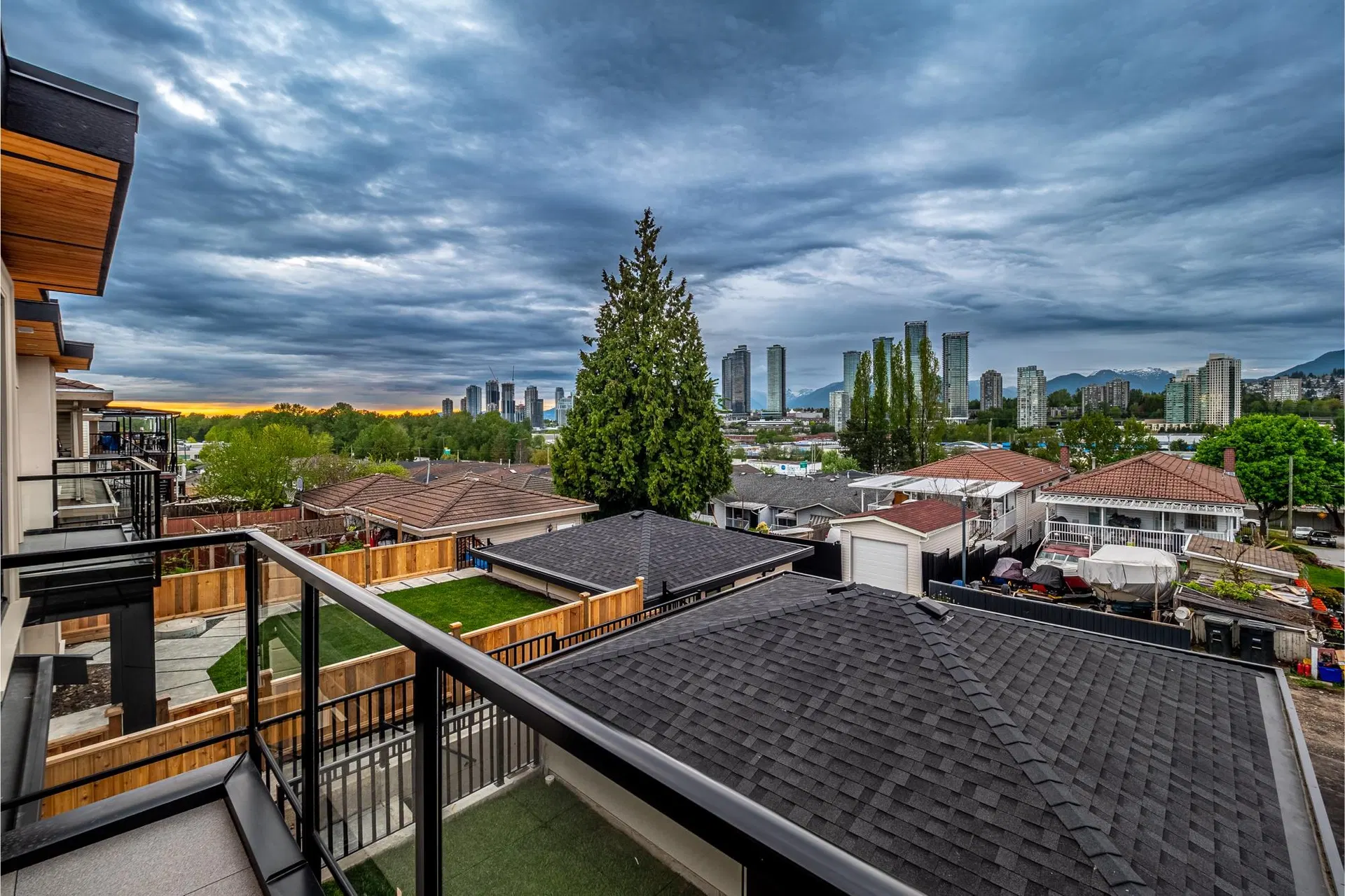 Photo 5 of 28 at 3087 Royal Oak Avenue