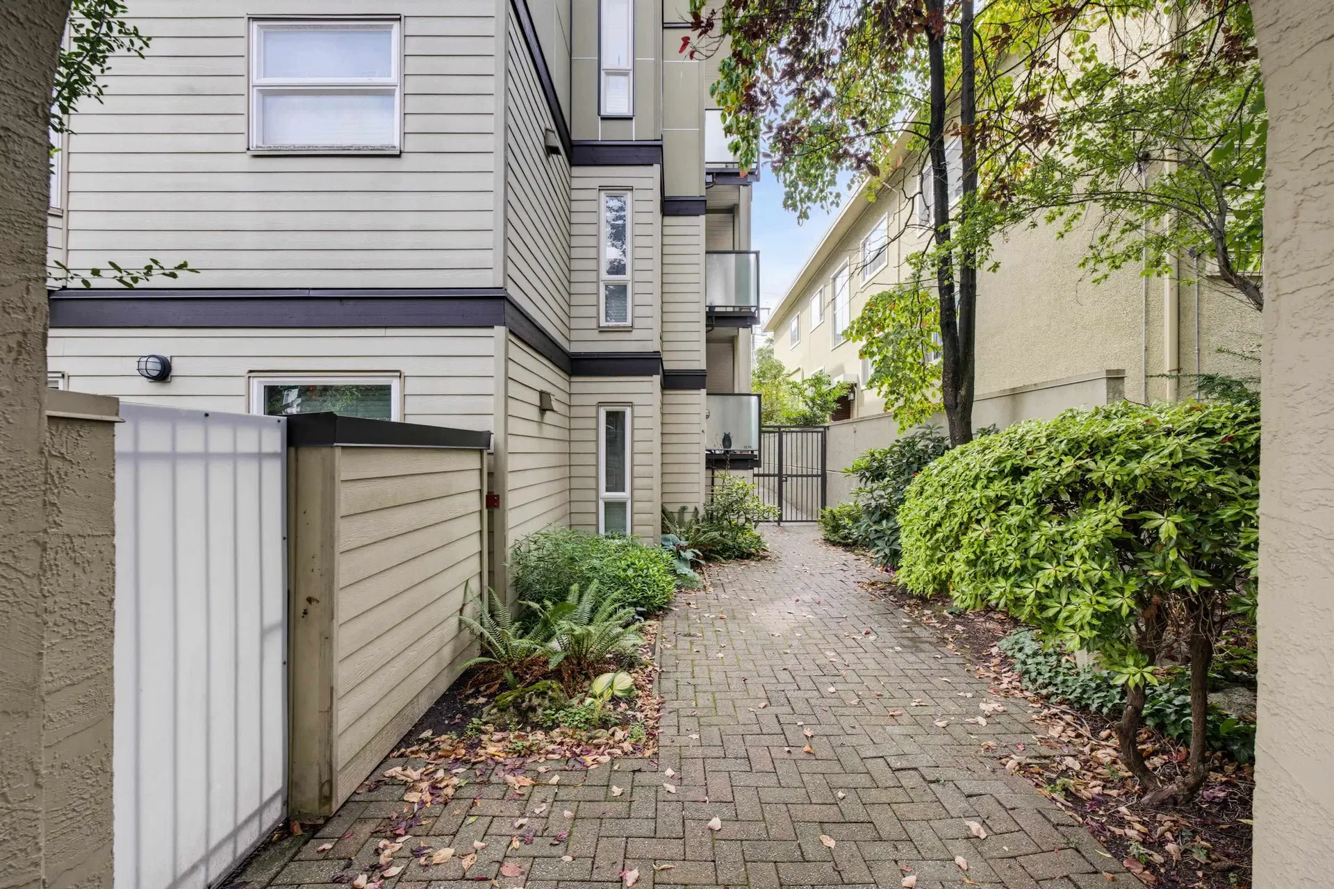 Photo 3 of 31 at #403 – 1200 W 10th Avenue