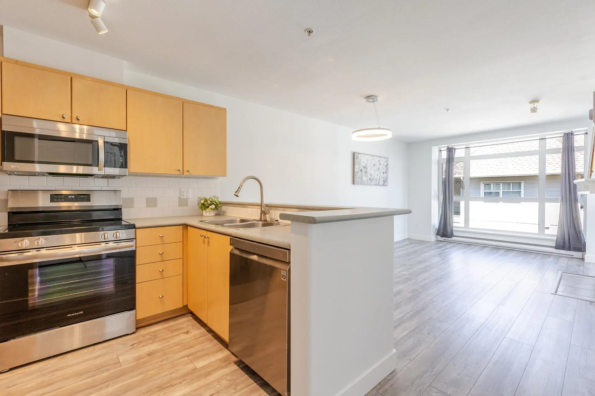 Photo 4 of 40 at #314 – 3122 St Johns Street